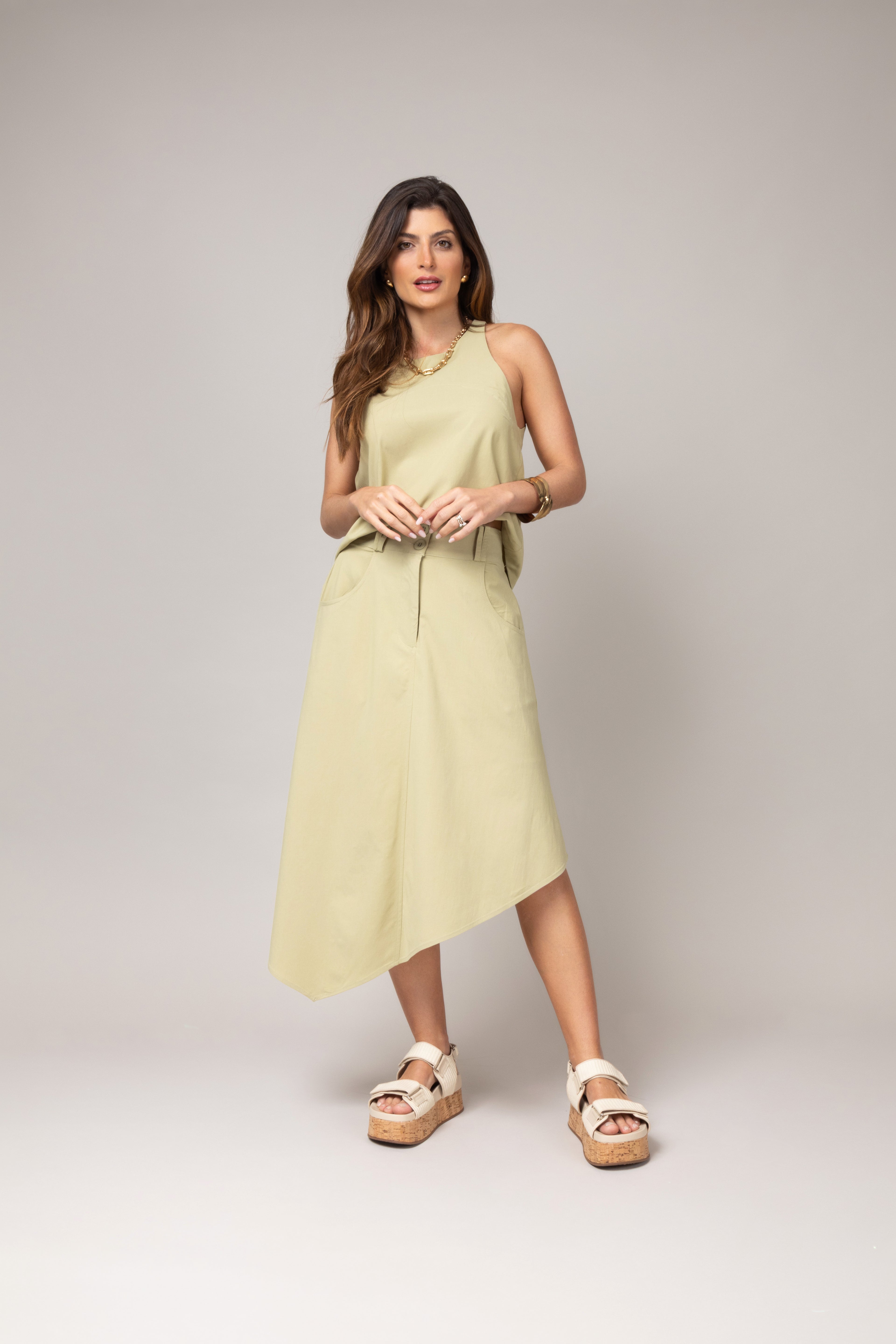 Conjunto top regata e saia assimétrica