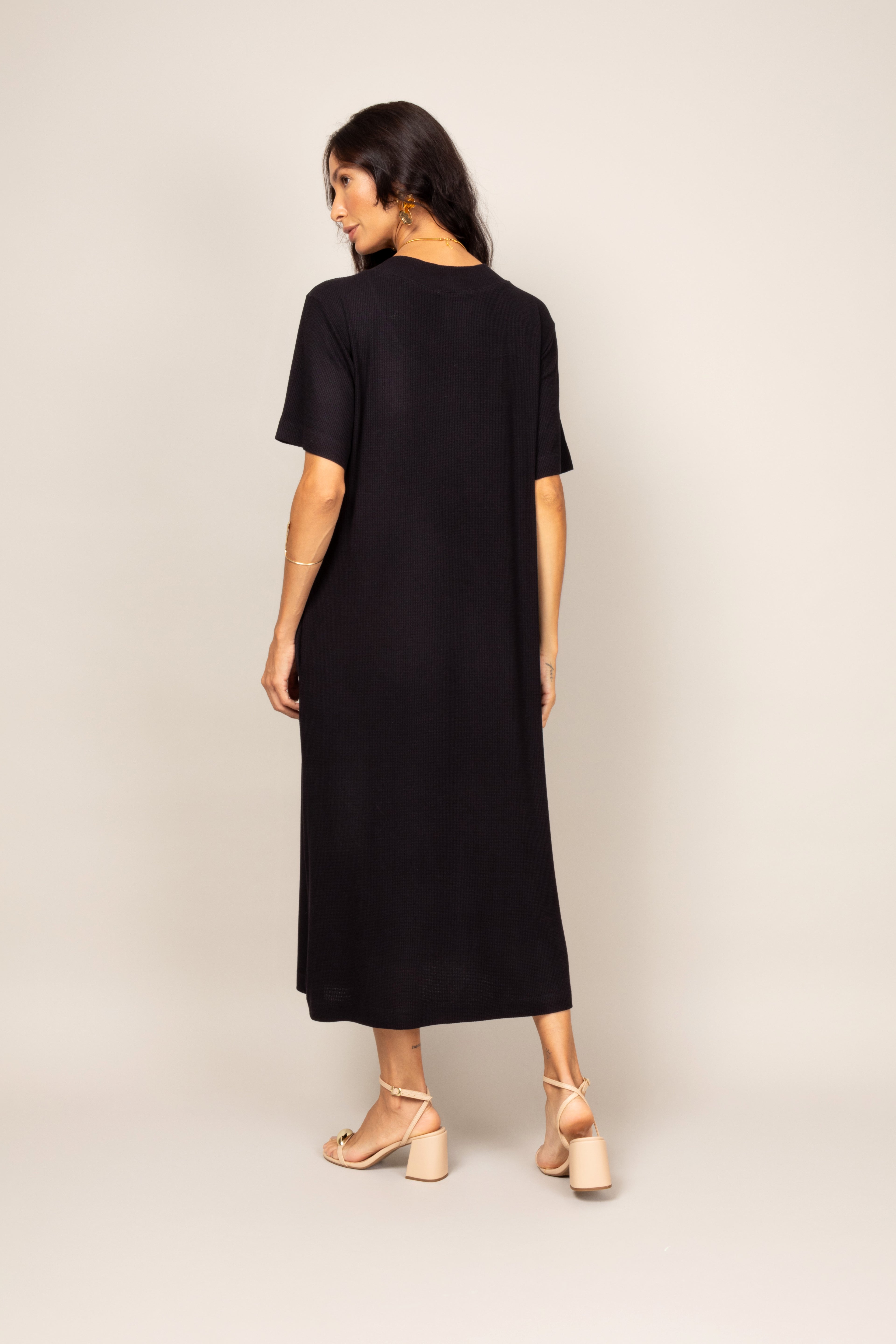 Vestido midi com fenda frontal