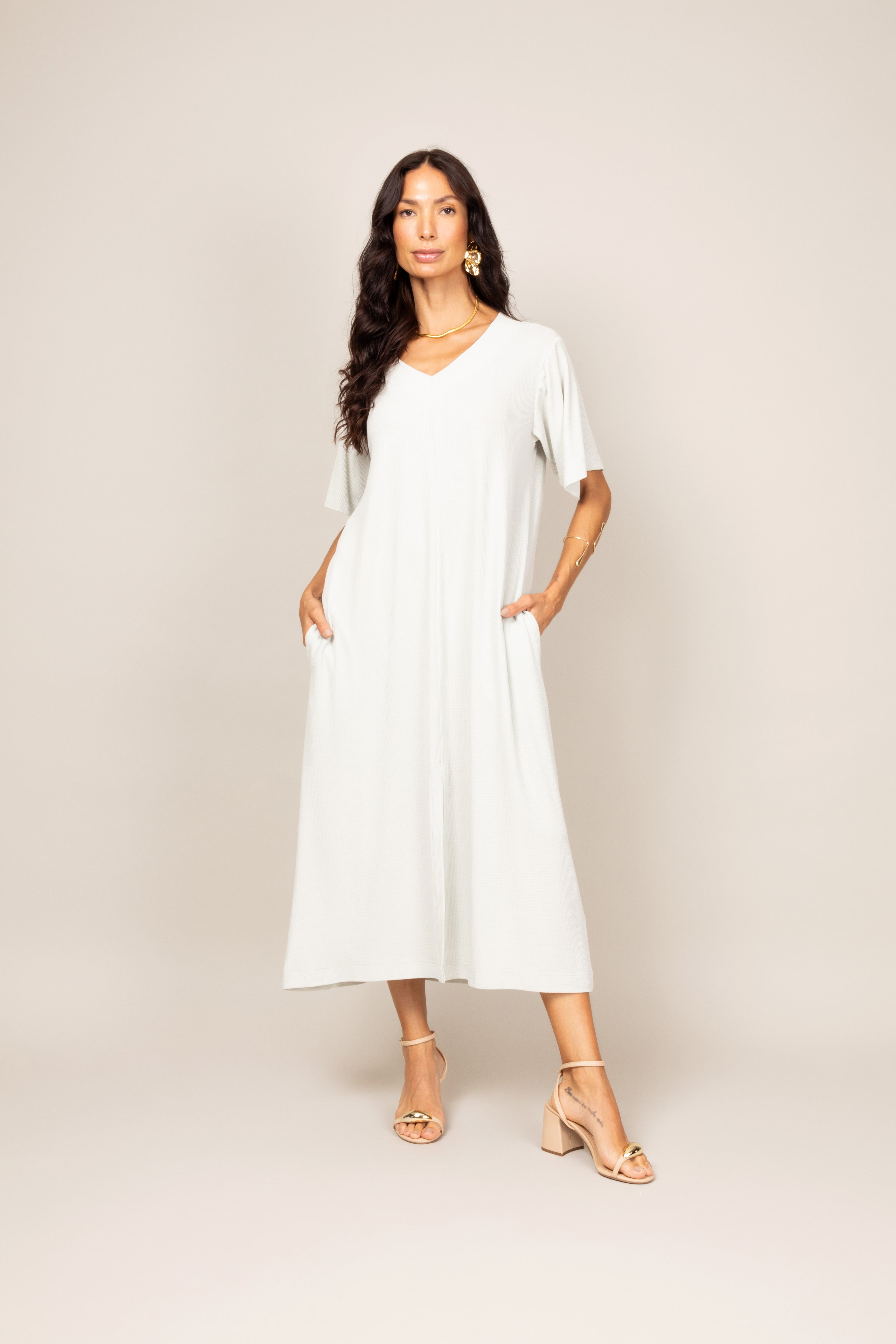 Vestido midi com fenda frontal