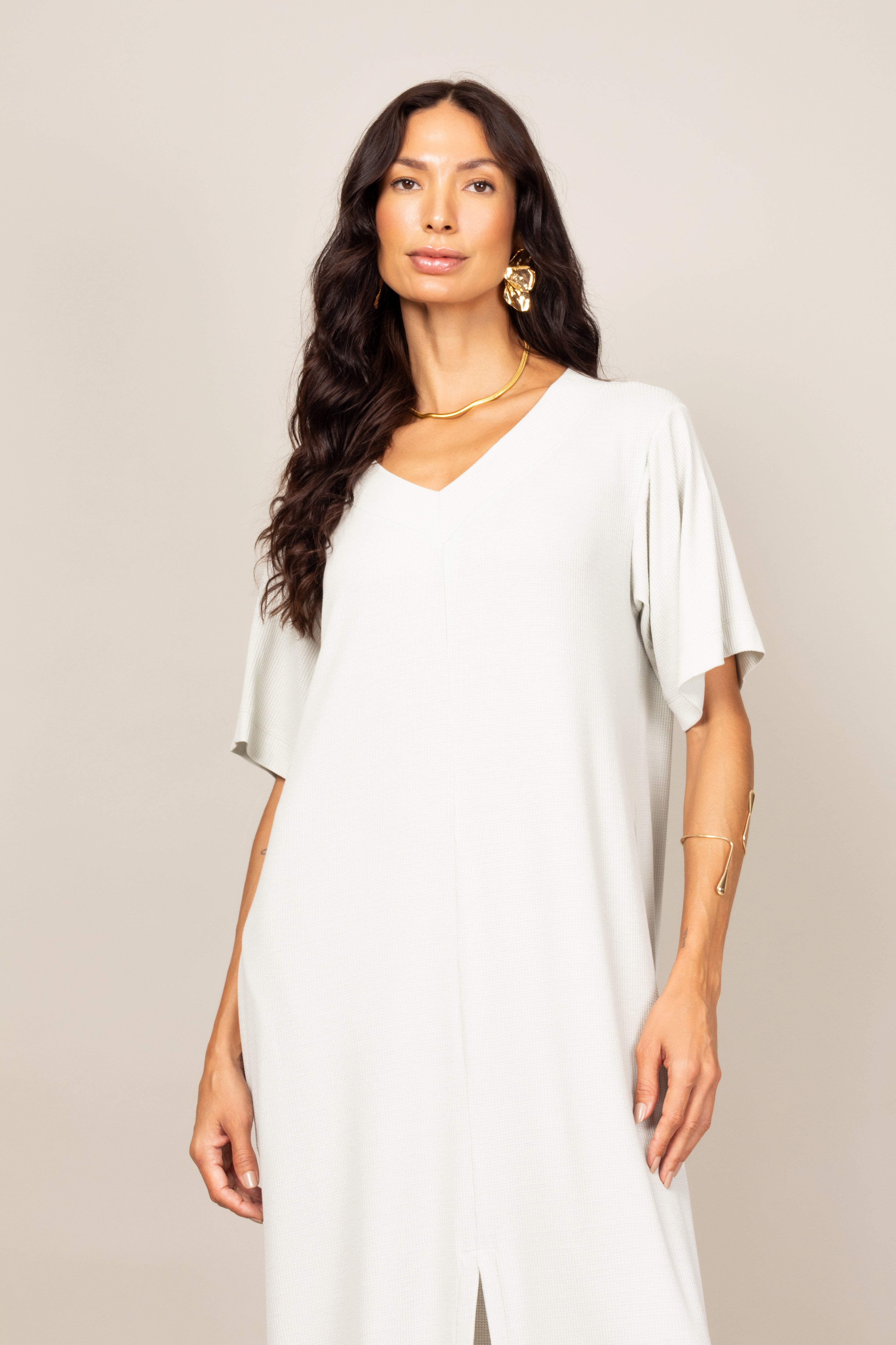 Vestido midi com fenda frontal