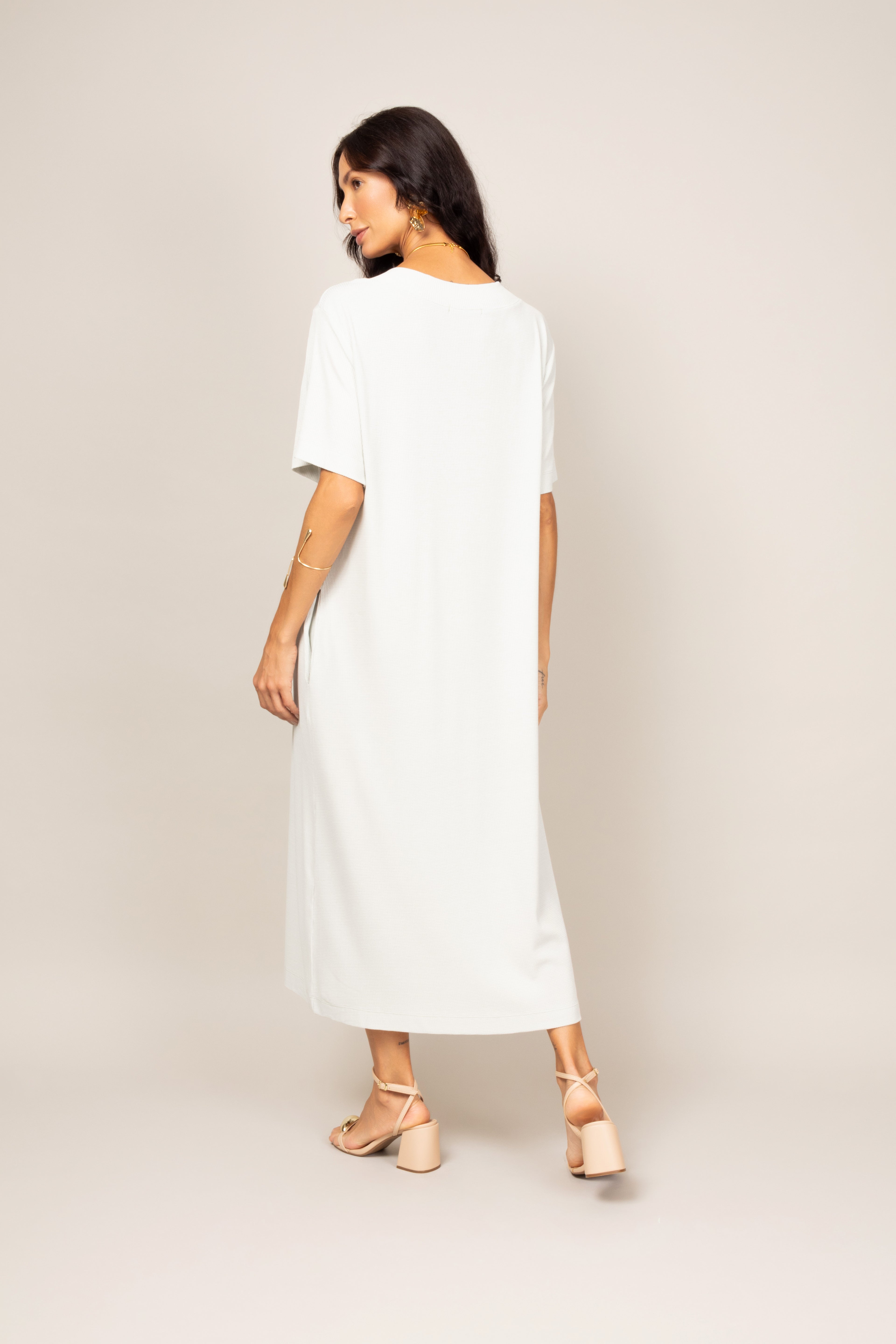Vestido midi com fenda frontal