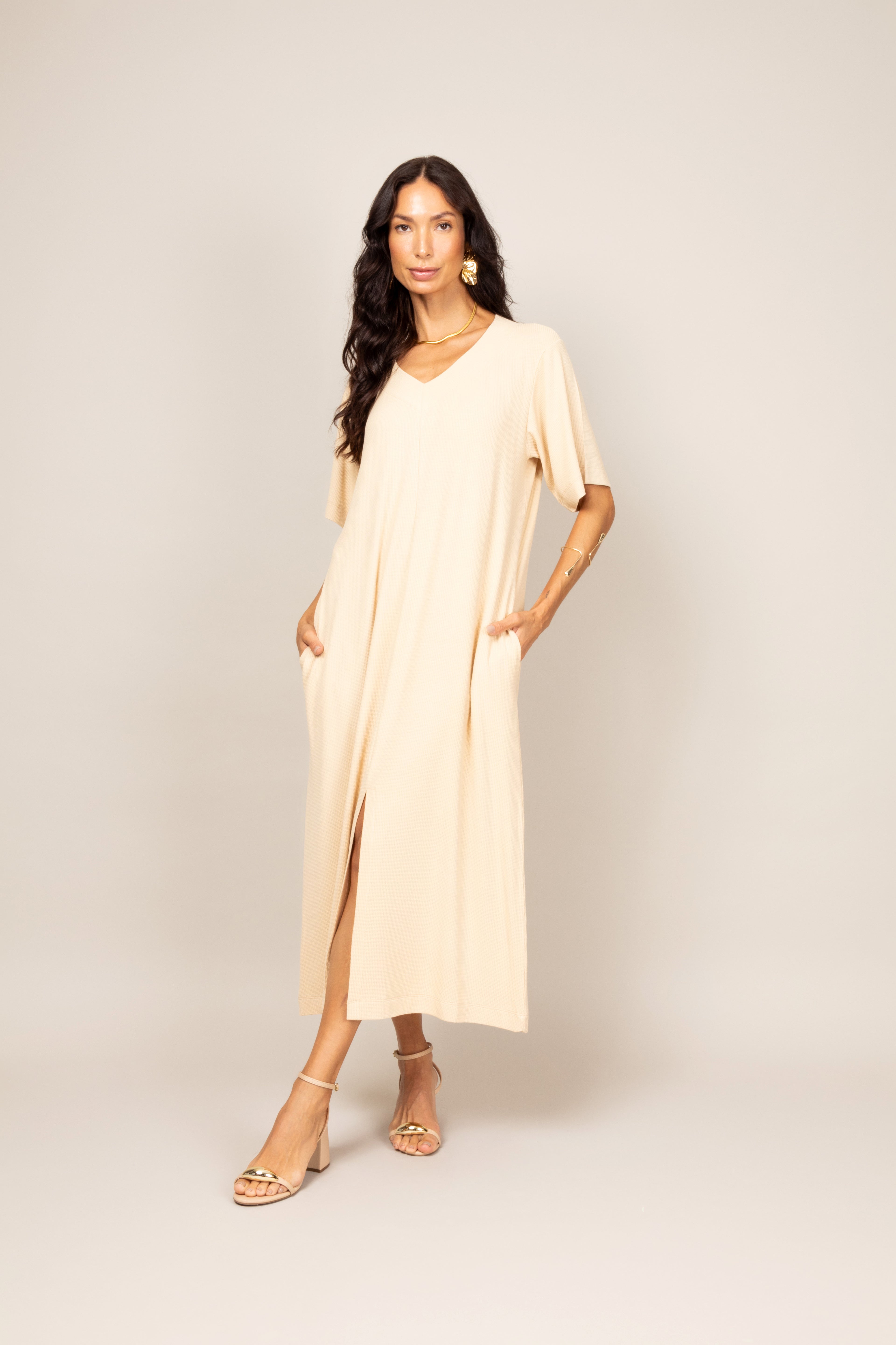 Vestido midi com fenda frontal