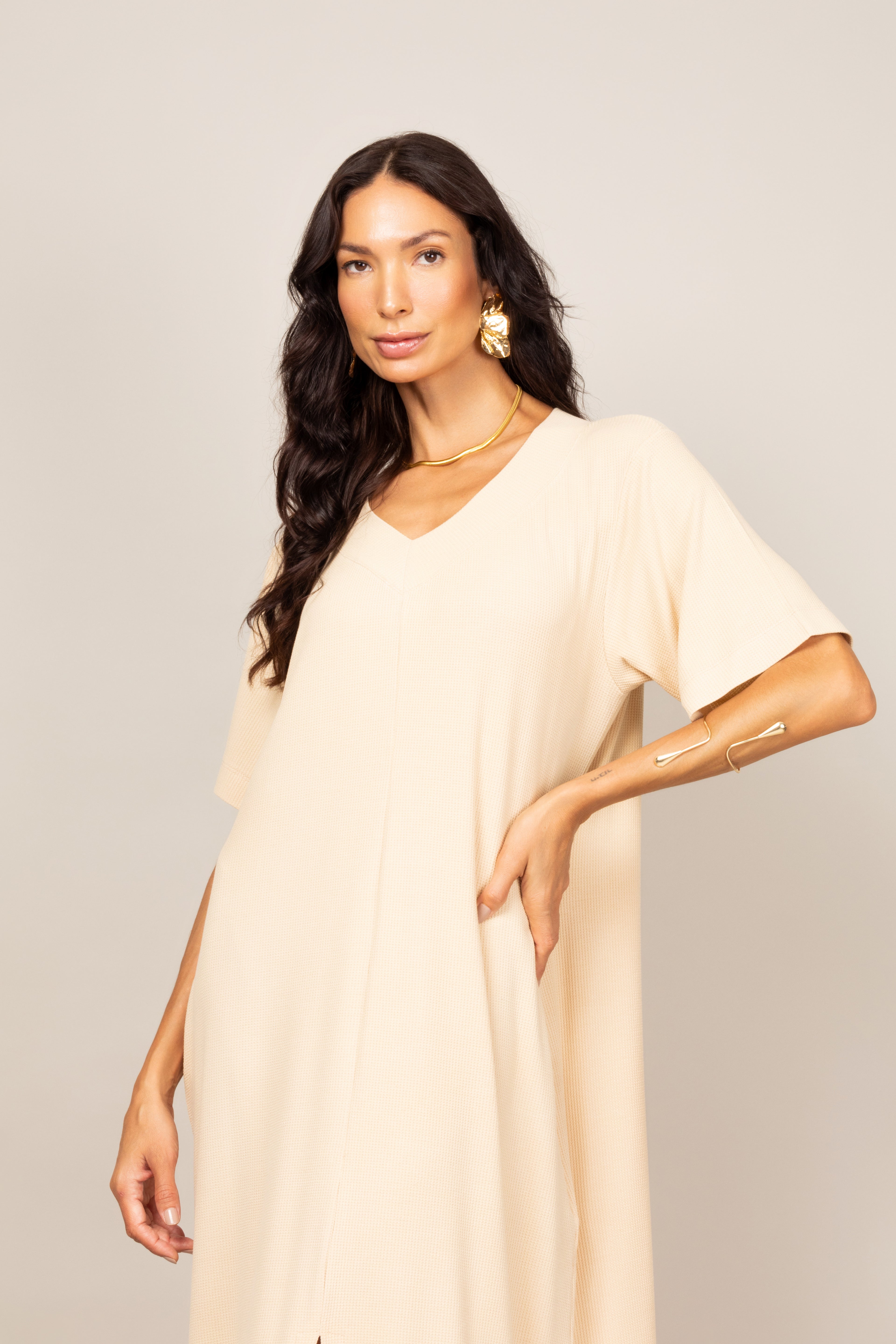 Vestido midi com fenda frontal