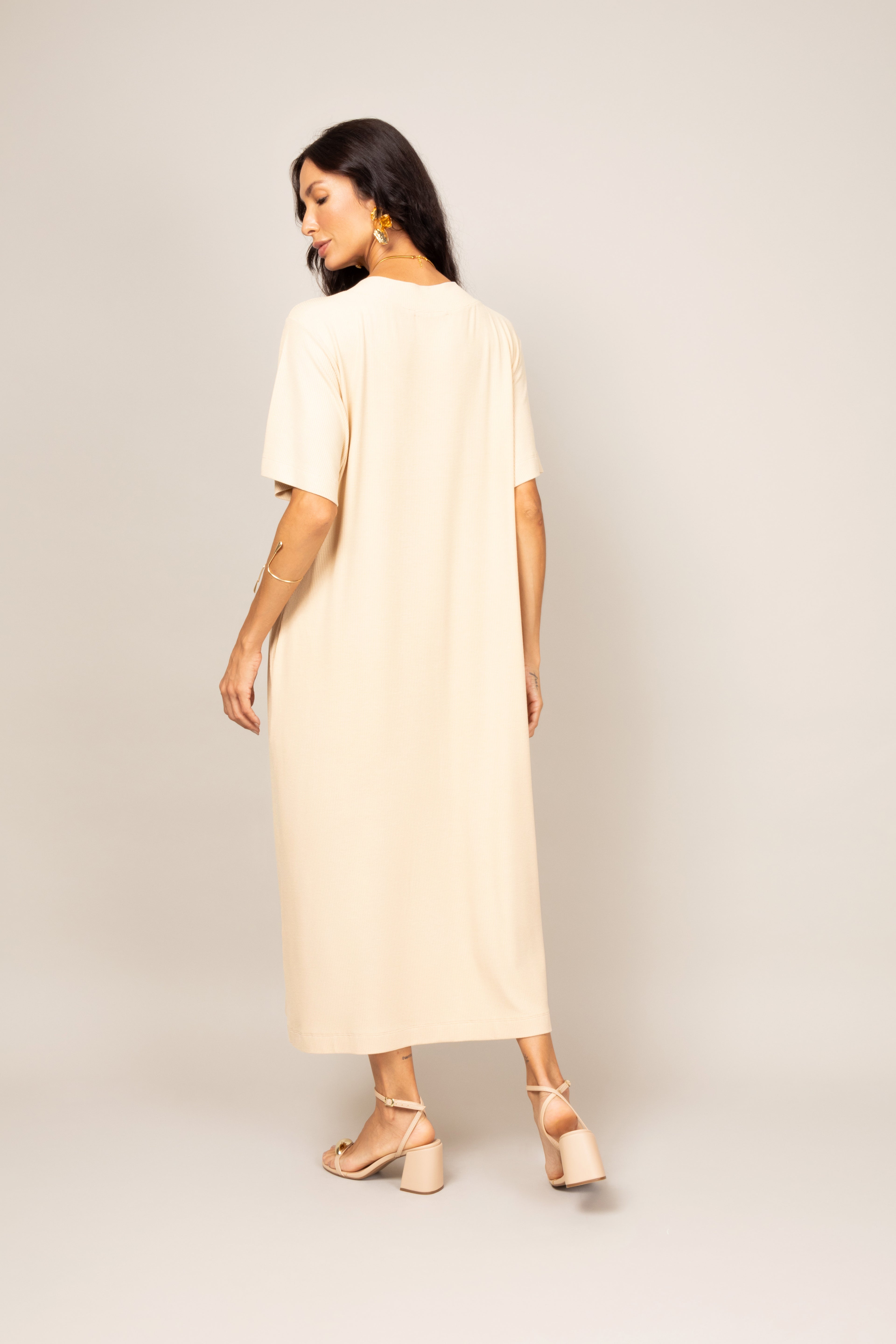 Vestido midi com fenda frontal