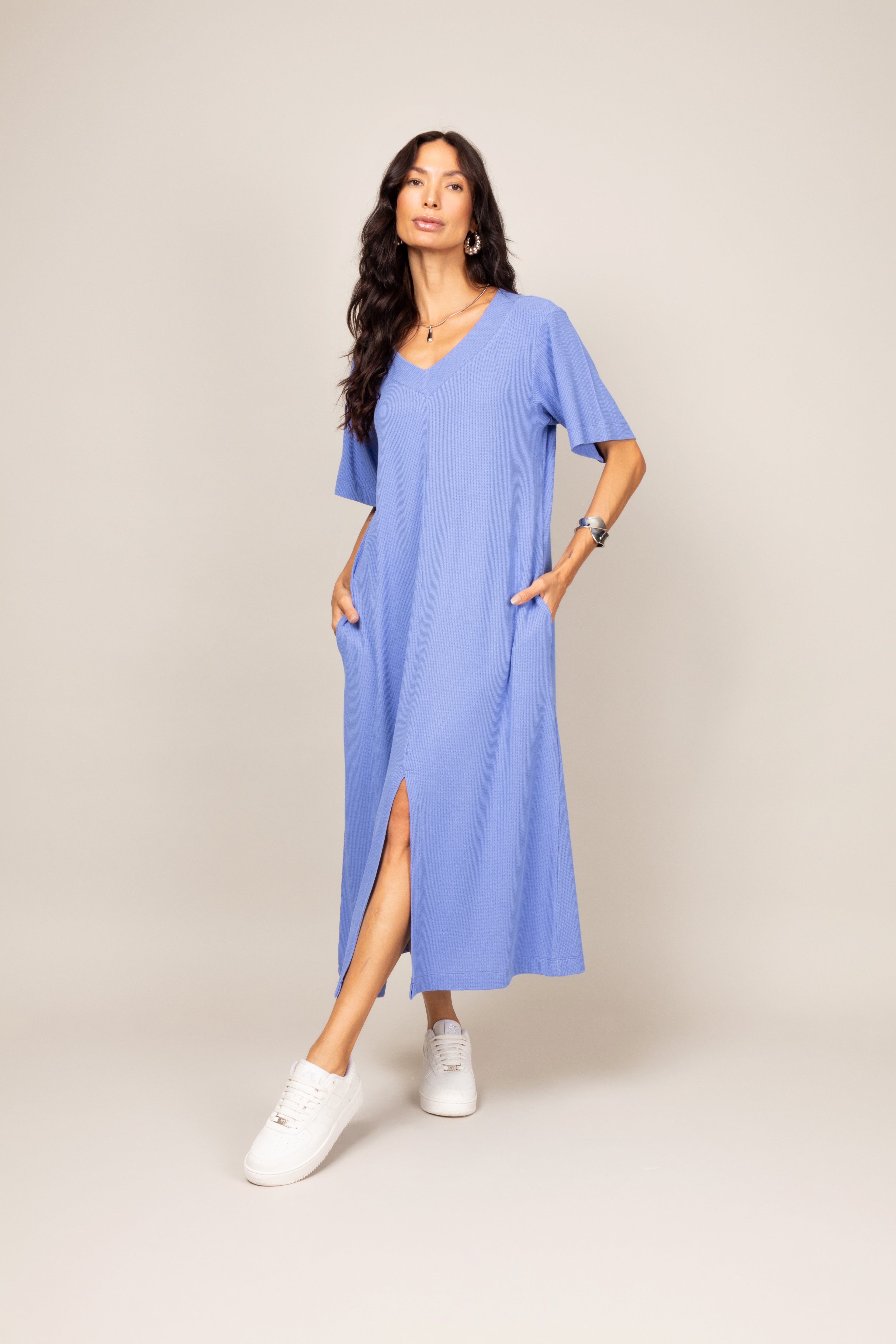 Vestido midi com fenda frontal