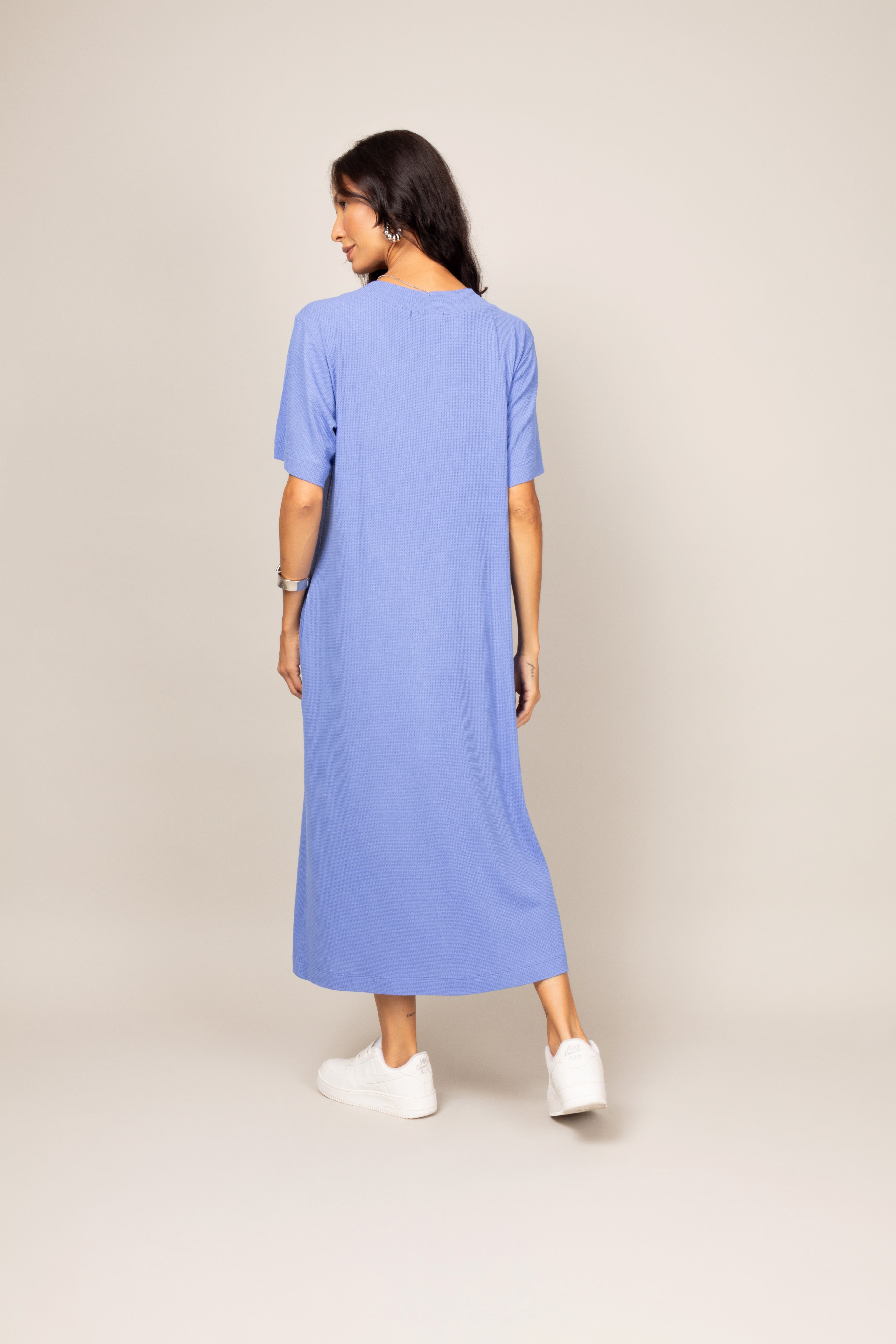 Vestido midi com fenda frontal