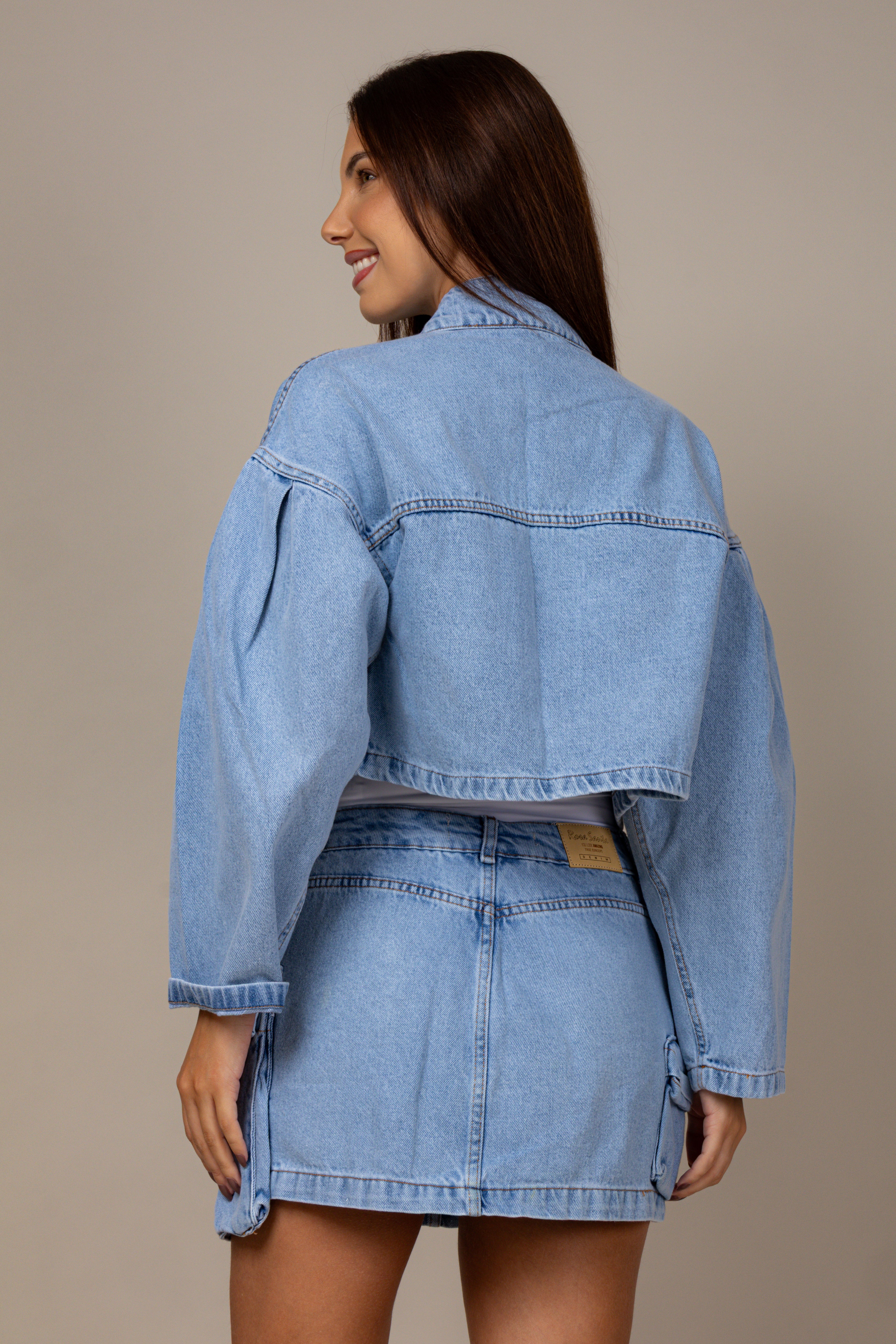 Saia curta jeans com bolsos