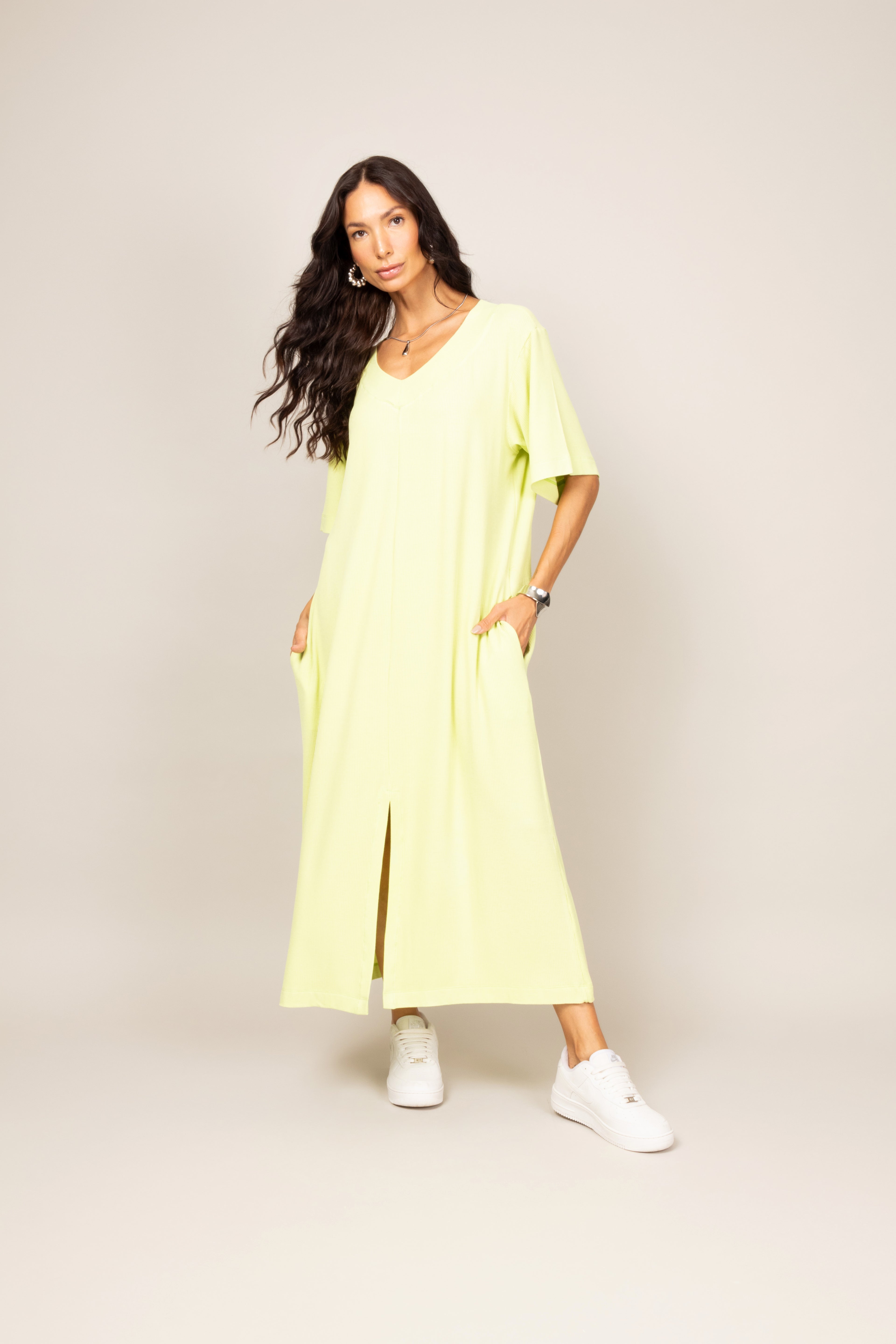 Vestido midi com fenda frontal