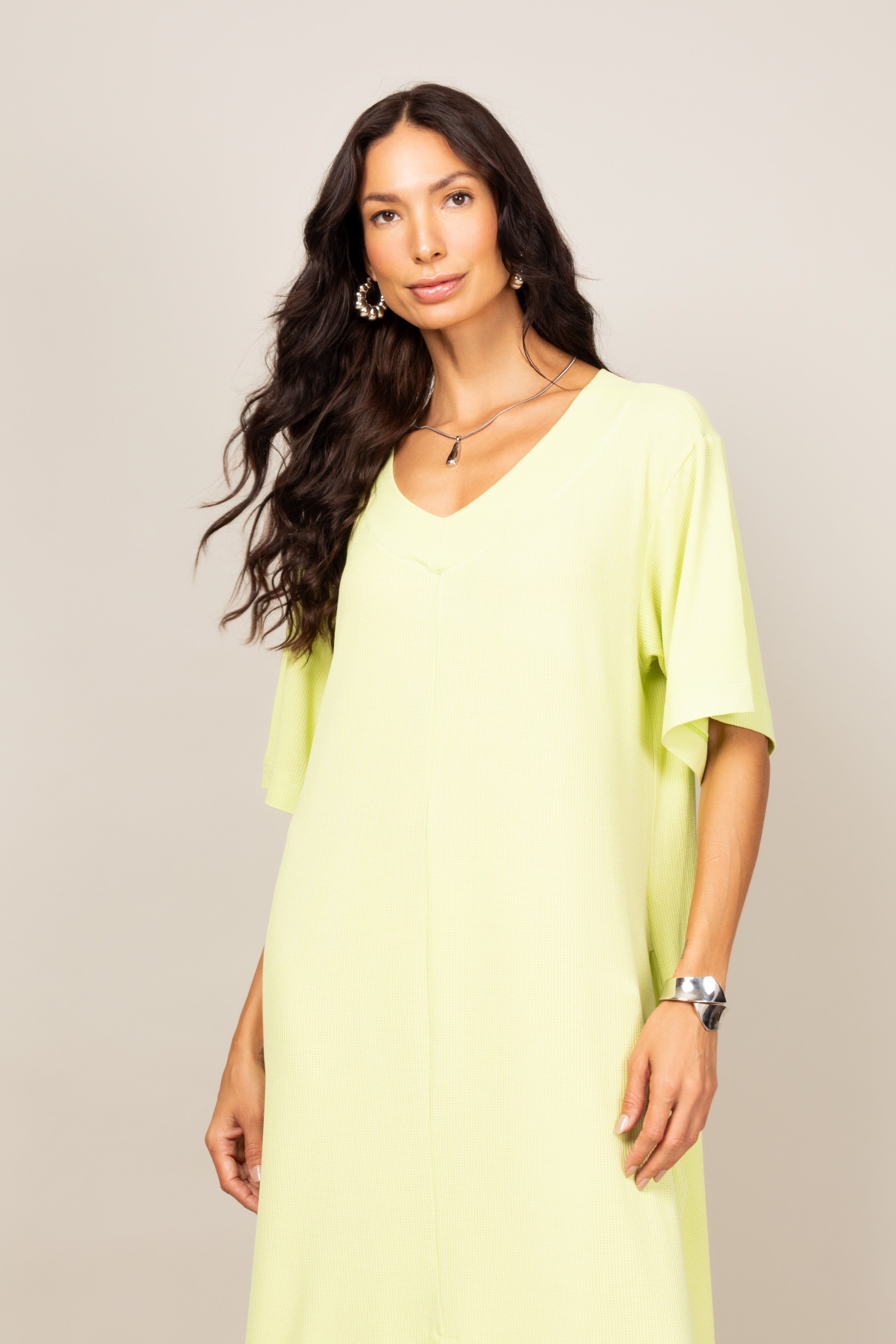 Vestido midi com fenda frontal