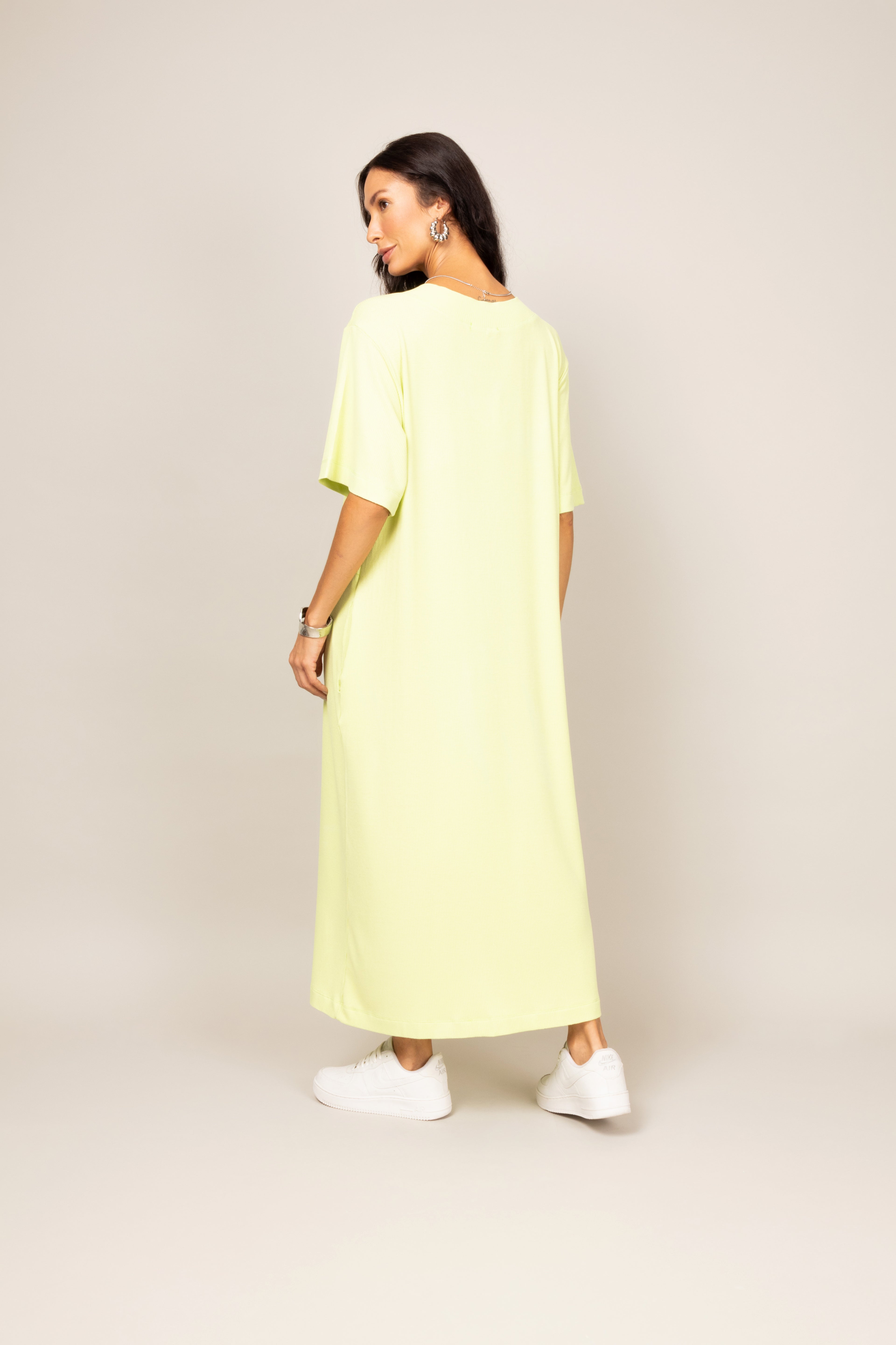 Vestido midi com fenda frontal