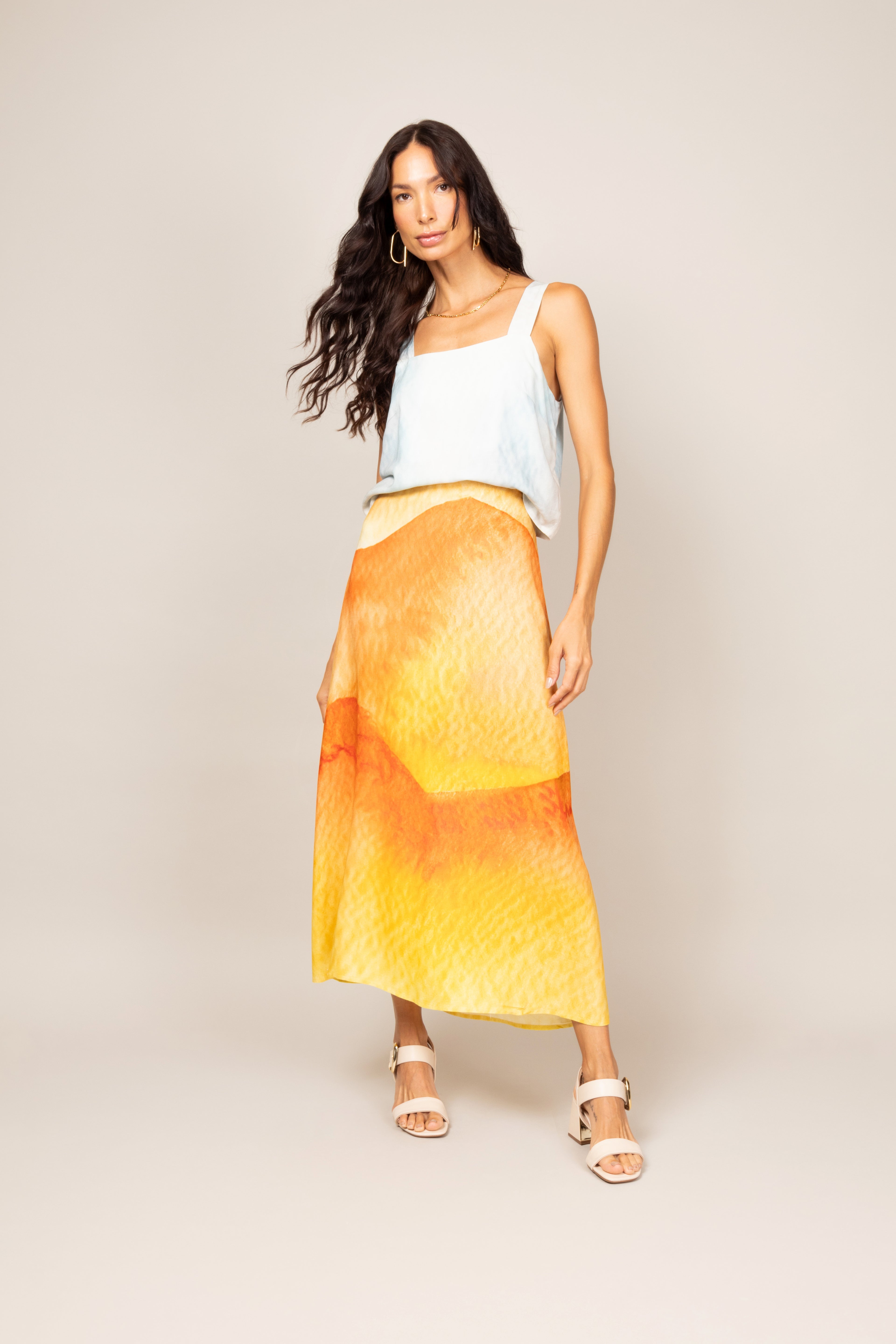 Conjunto cropped e saia midi com fenda