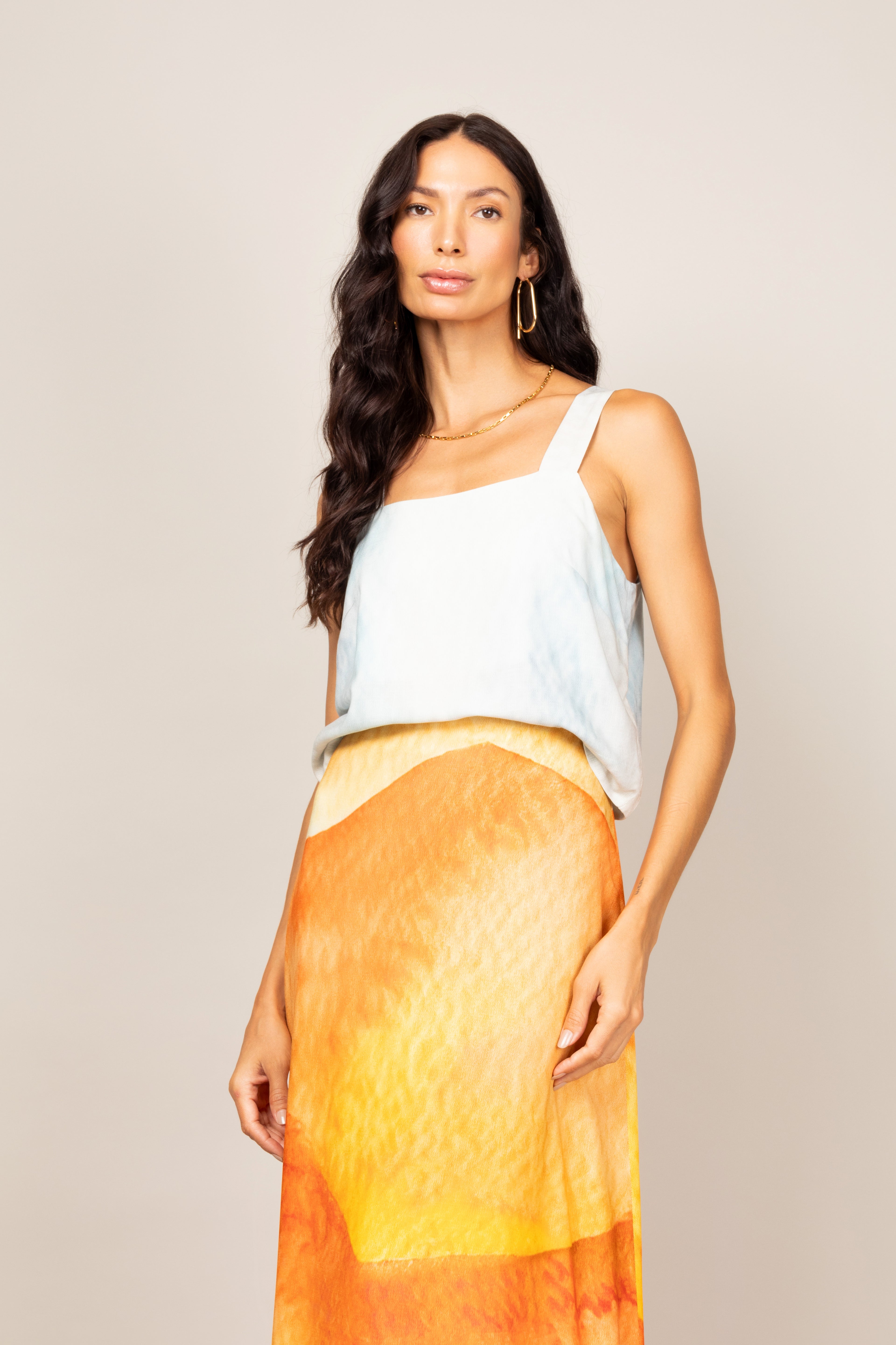 Conjunto cropped e saia midi com fenda