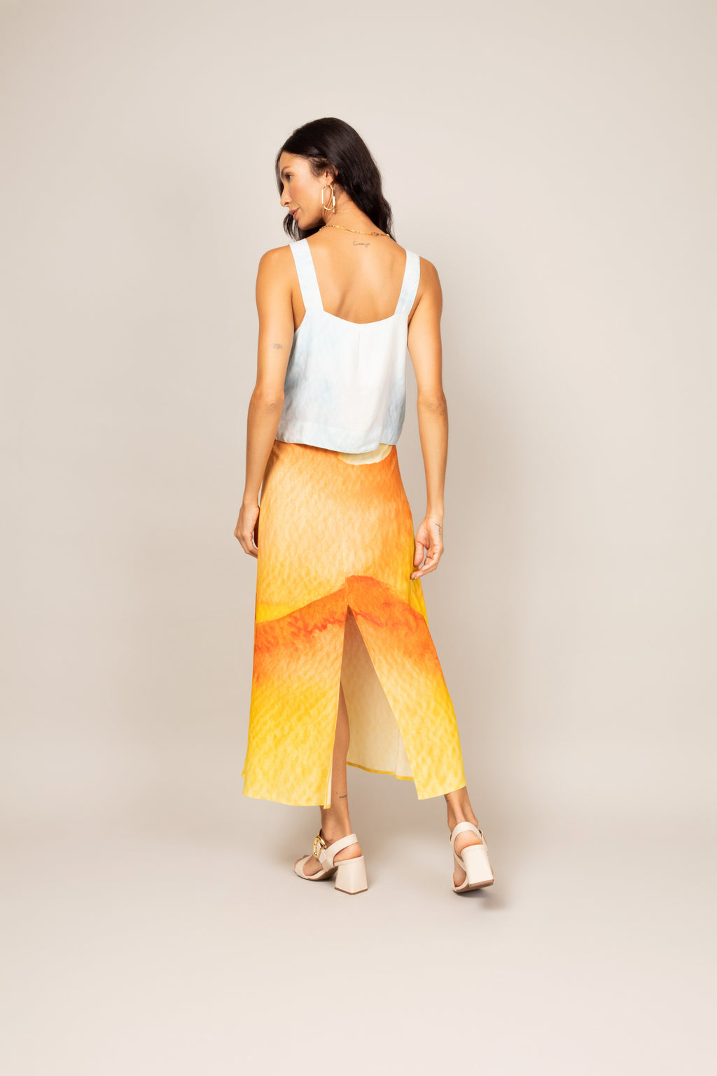 Conjunto cropped e saia midi com fenda