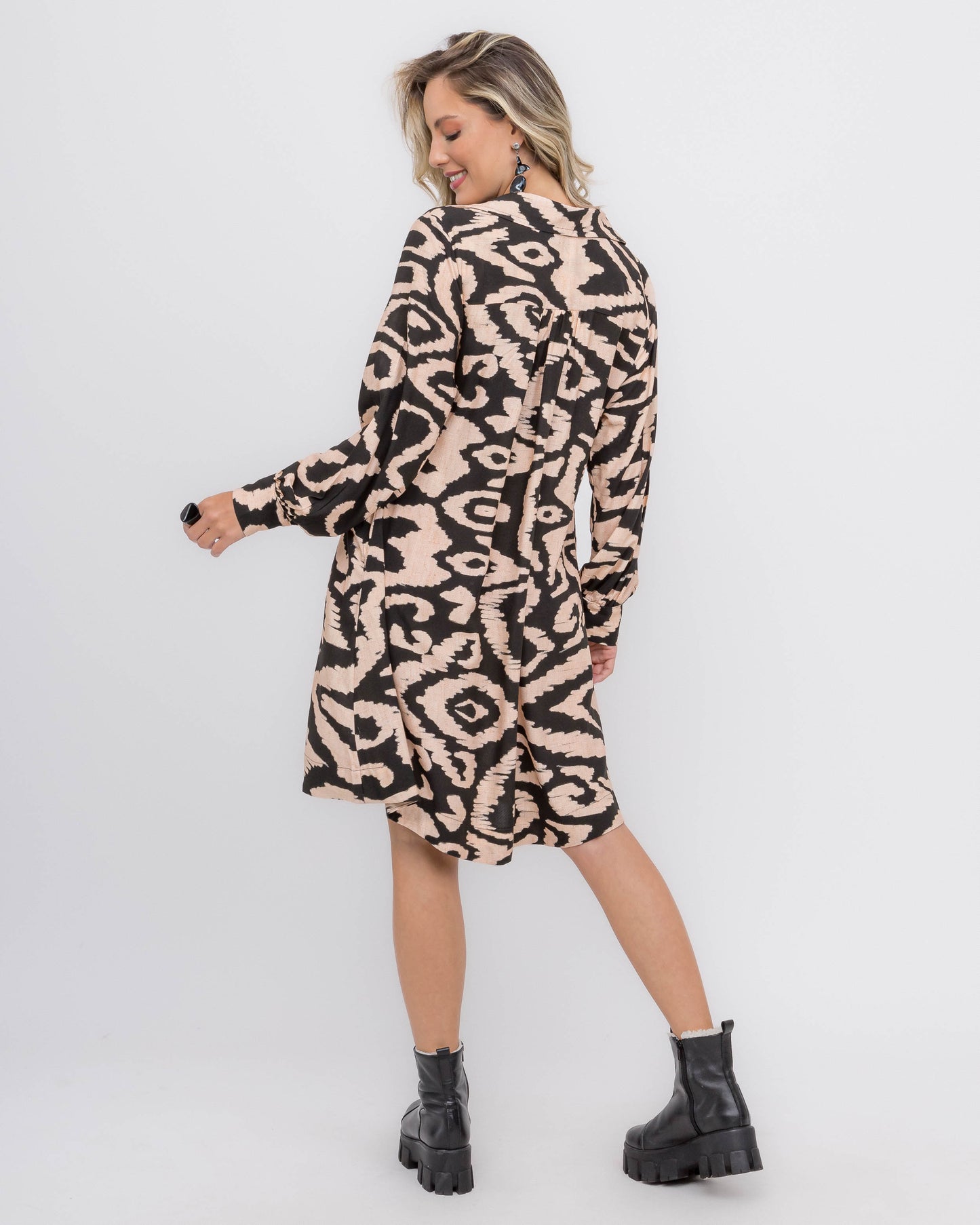 Vestido em viscose estampa animal print preto