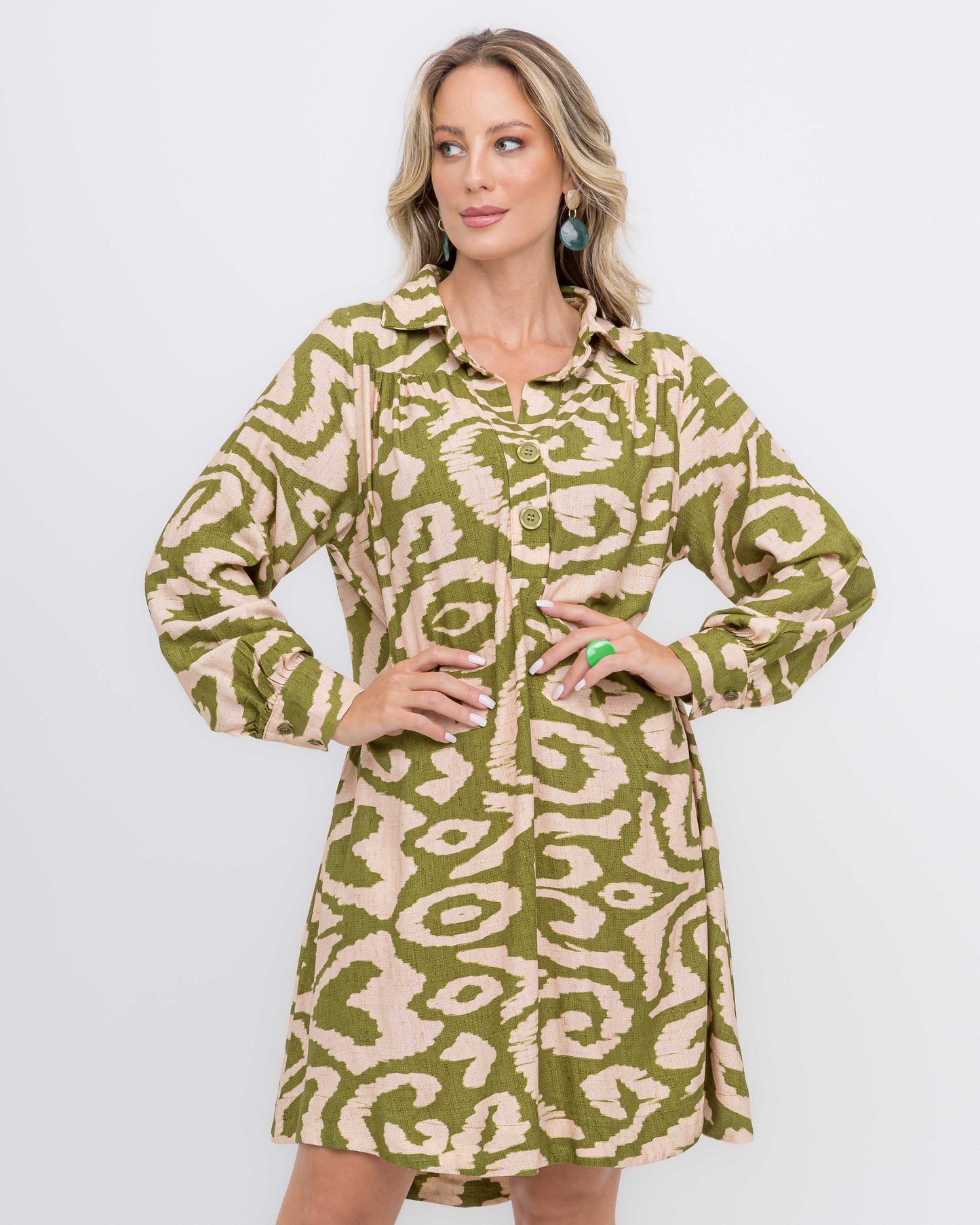 Vestido em viscose estampa animal print verde