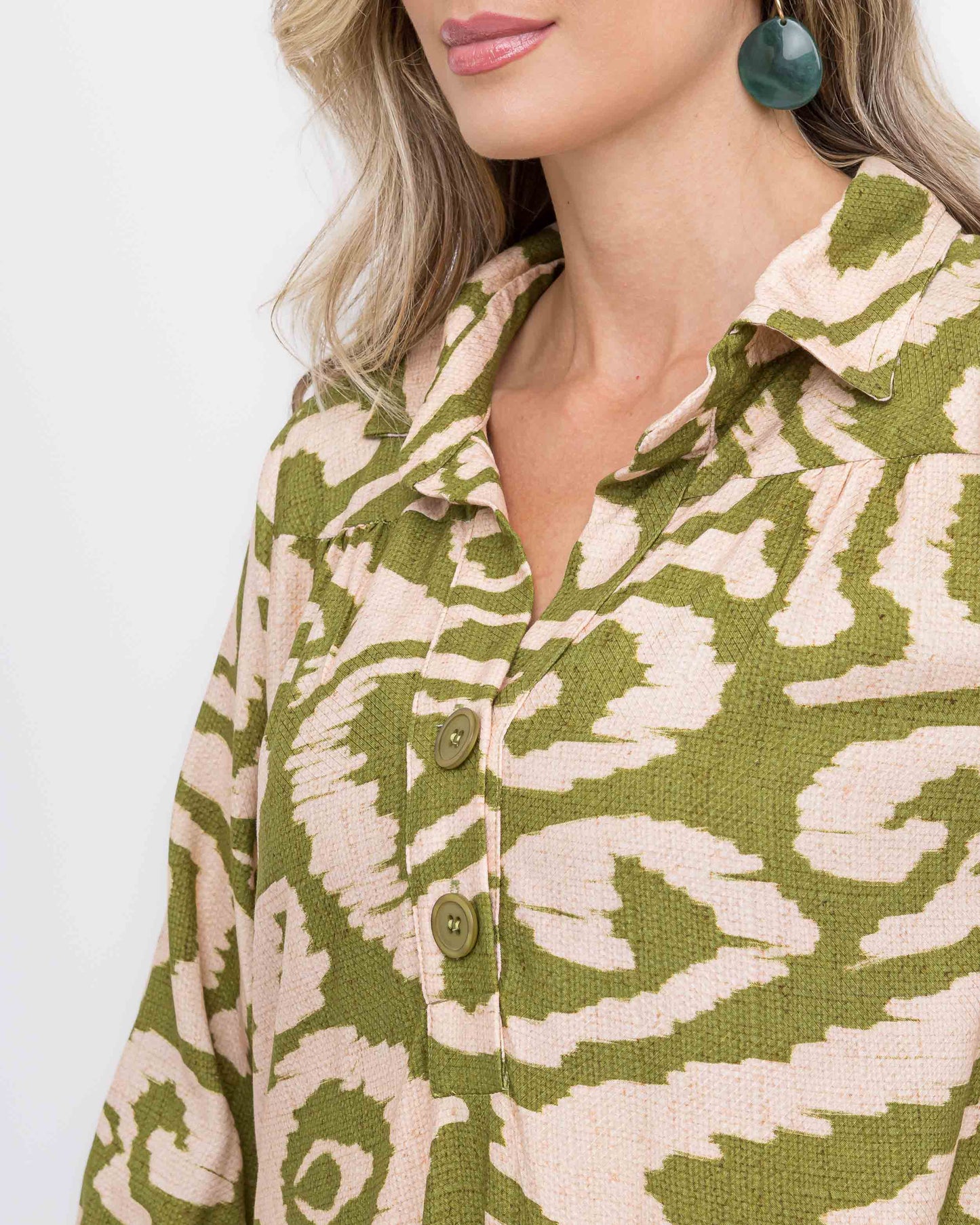 Vestido em viscose estampa animal print verde