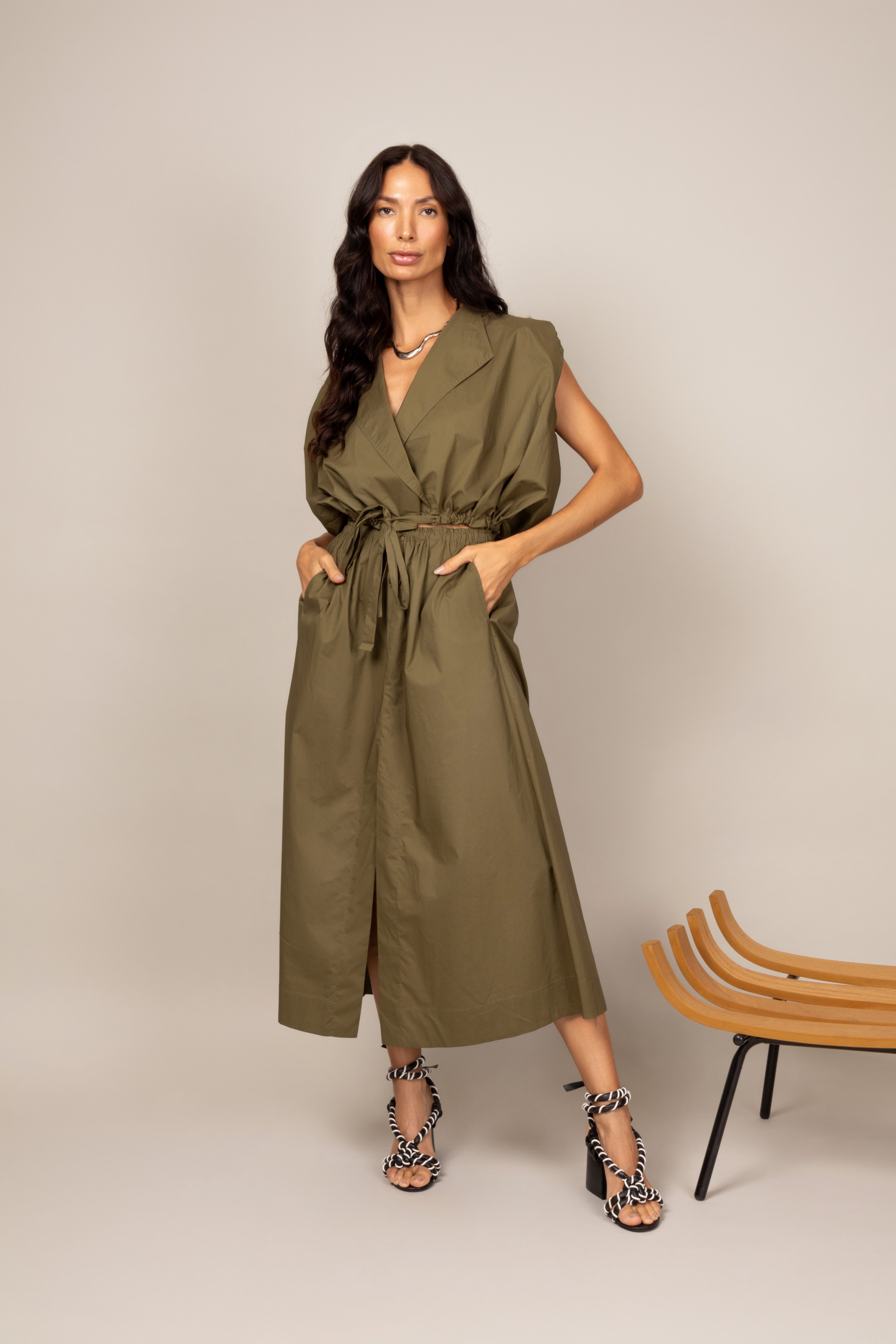 Conjunto de colete amplo e saia midi