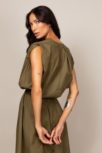Saia midi com fenda frontal e ajuste