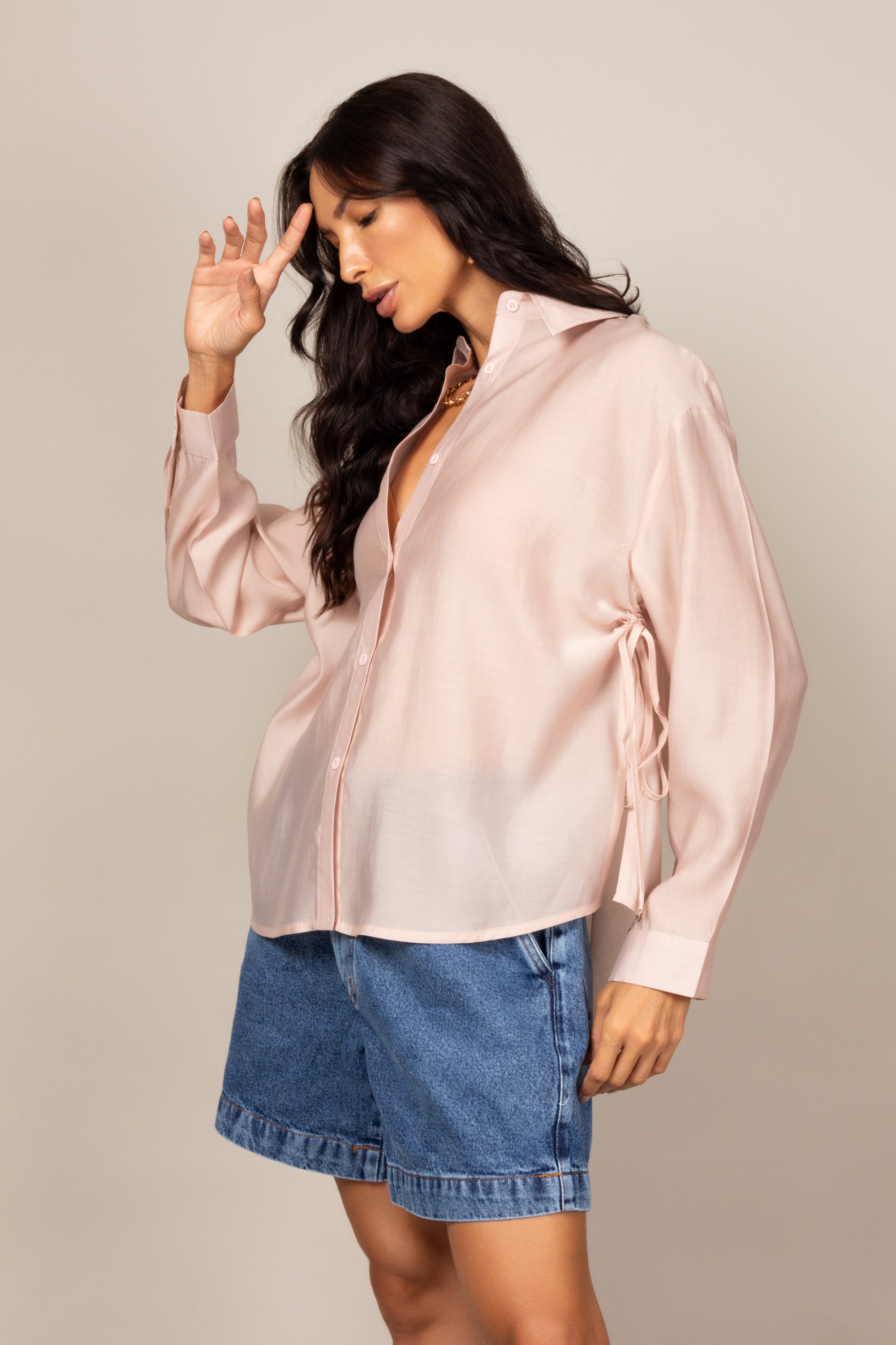 Camisa com ajuste lateral