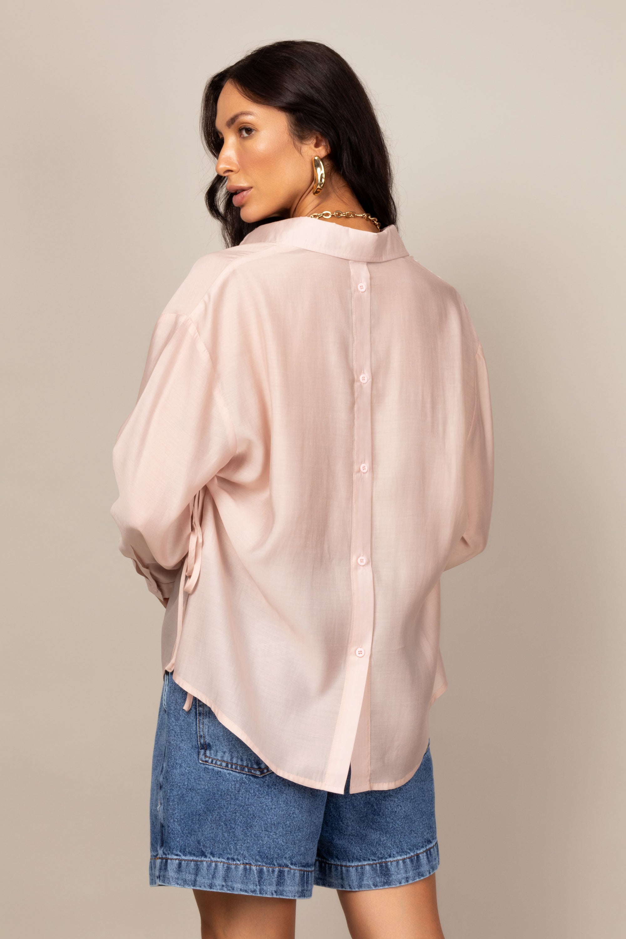 Camisa com ajuste lateral