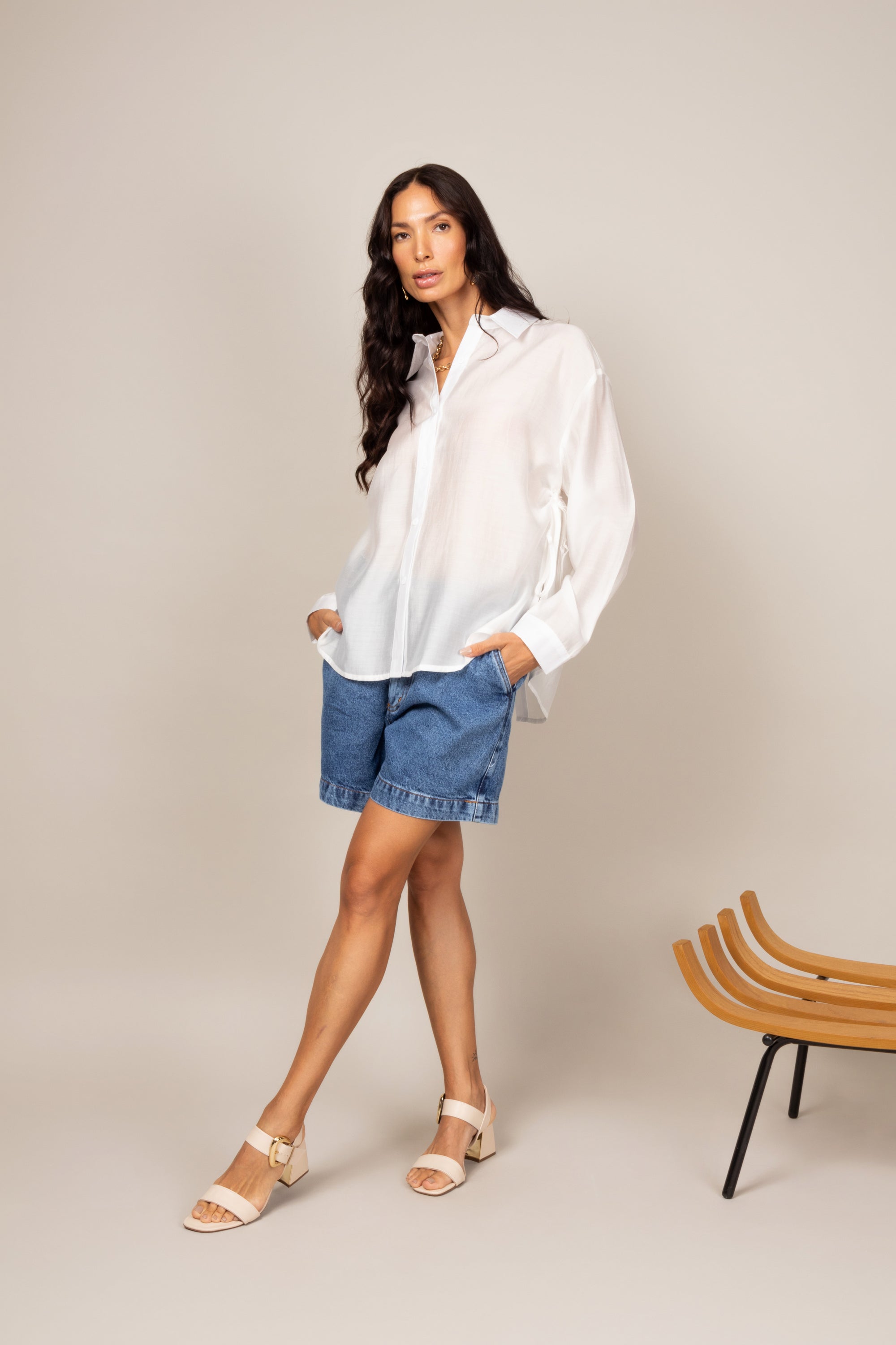Camisa com ajuste lateral
