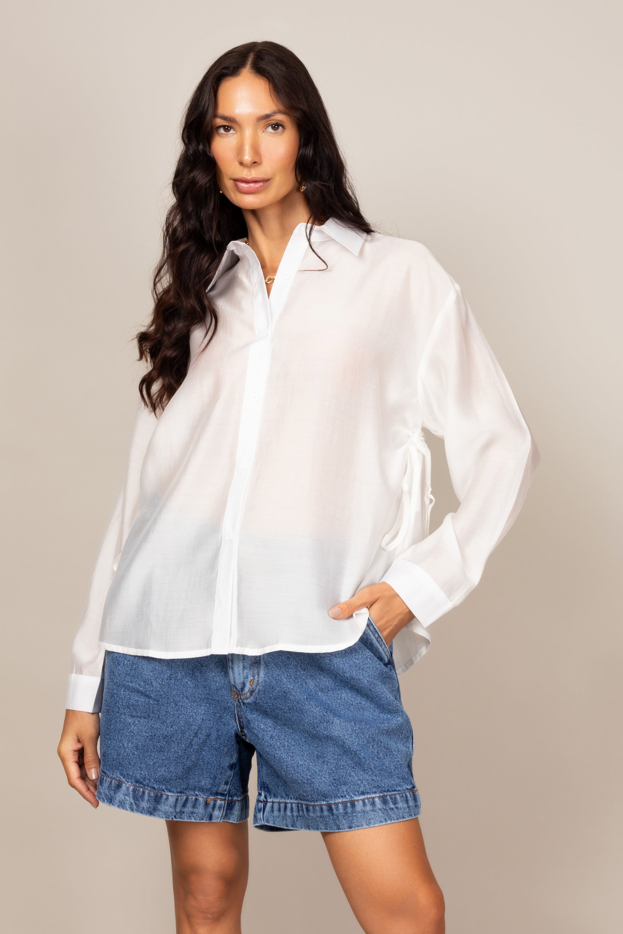 Camisa com ajuste lateral