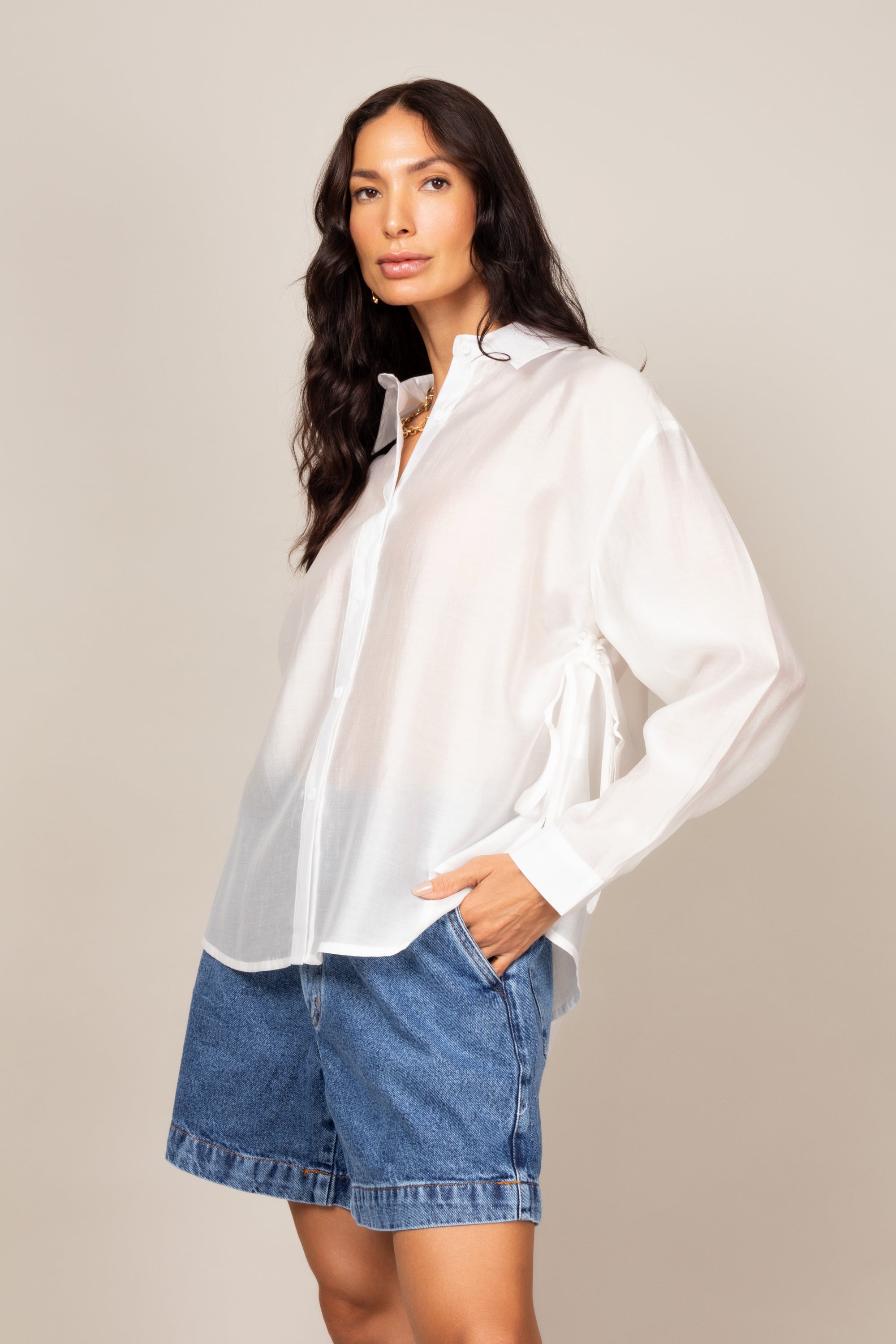 Camisa com ajuste lateral