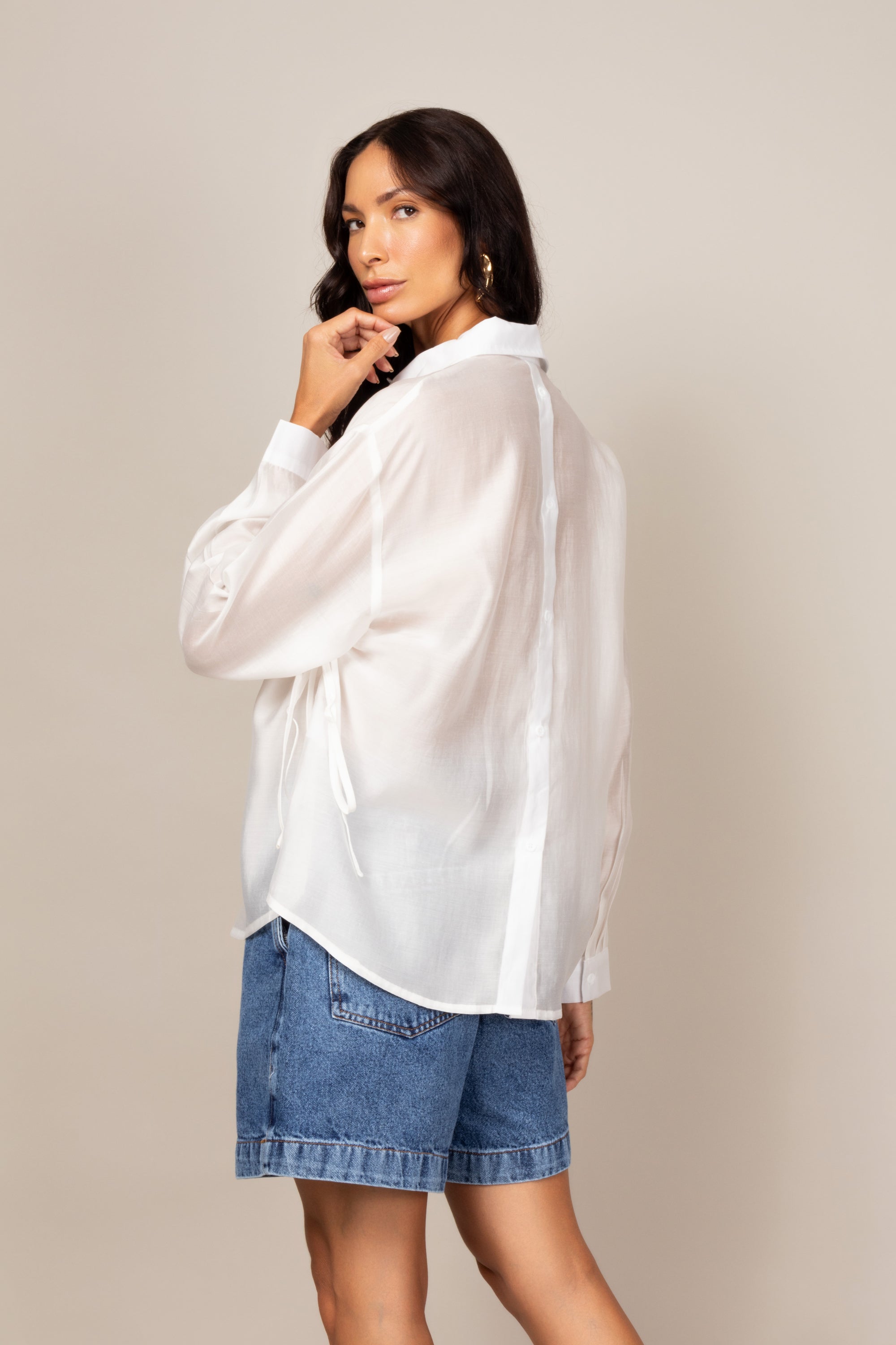 Camisa com ajuste lateral