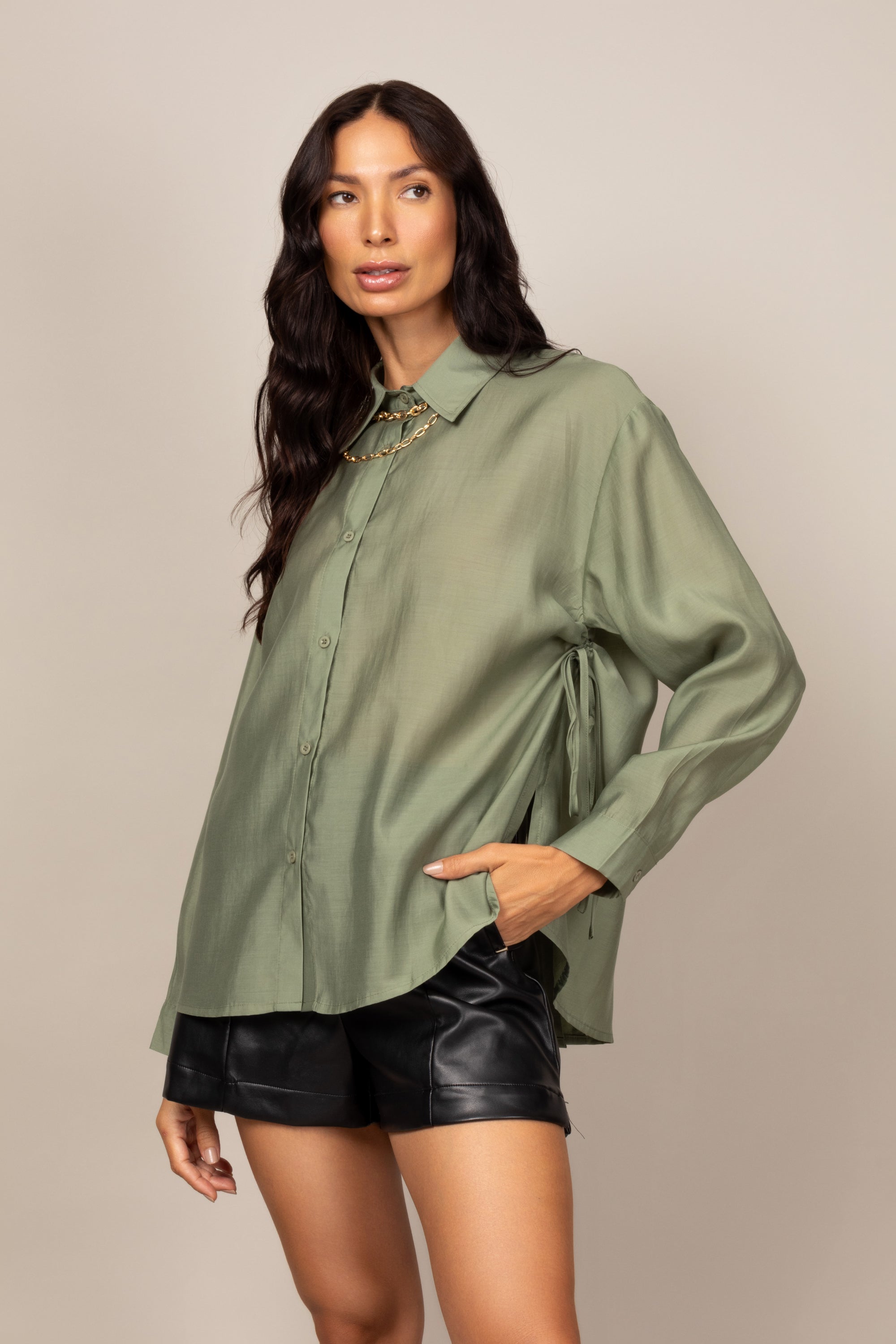 Camisa com ajuste lateral