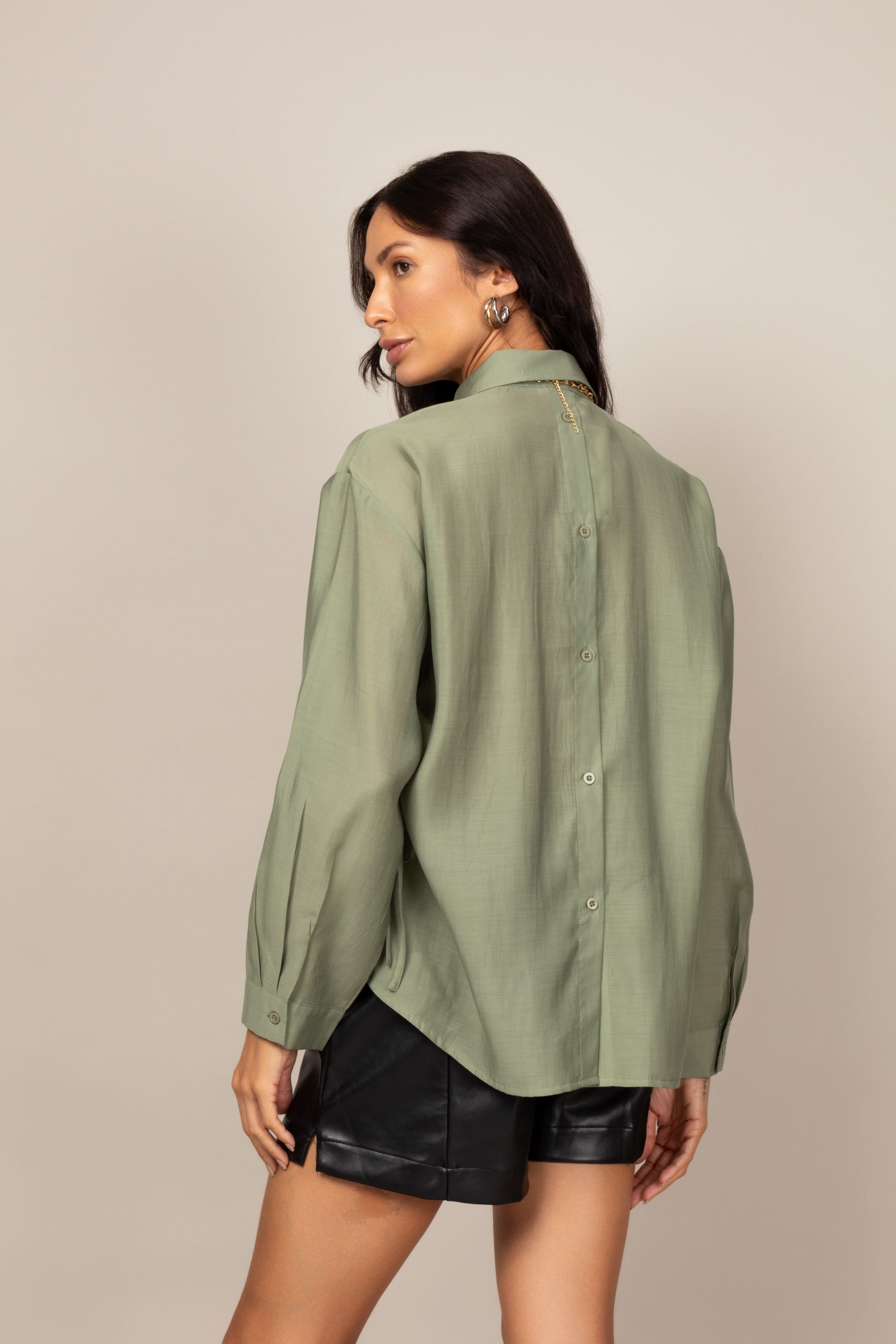 Camisa com ajuste lateral