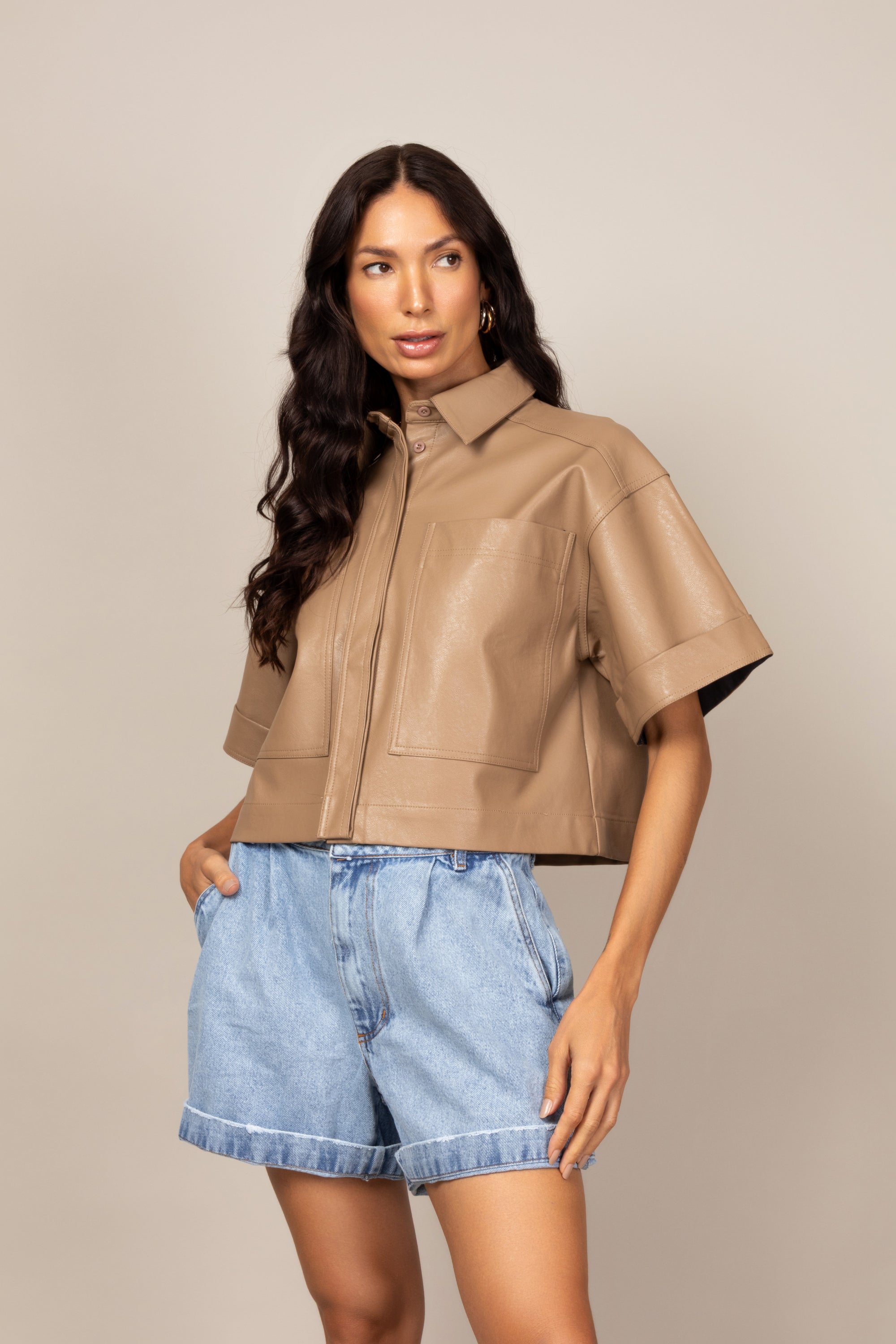 Camisa cropped de couro