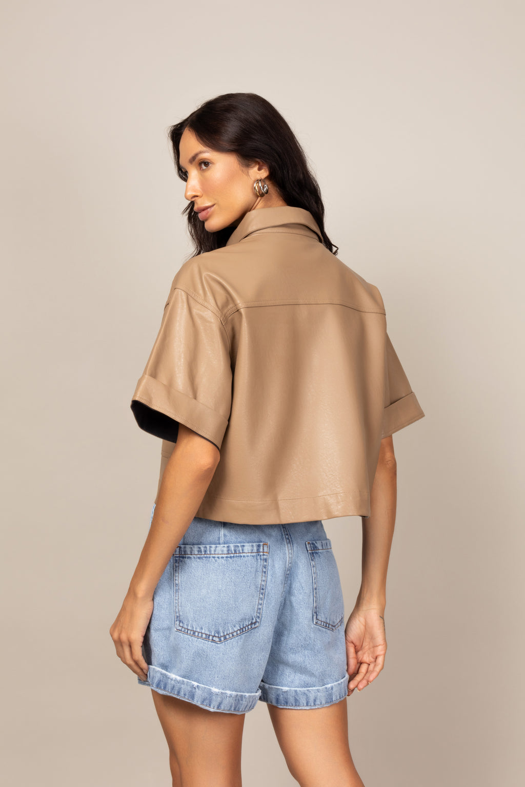 Camisa cropped de couro
