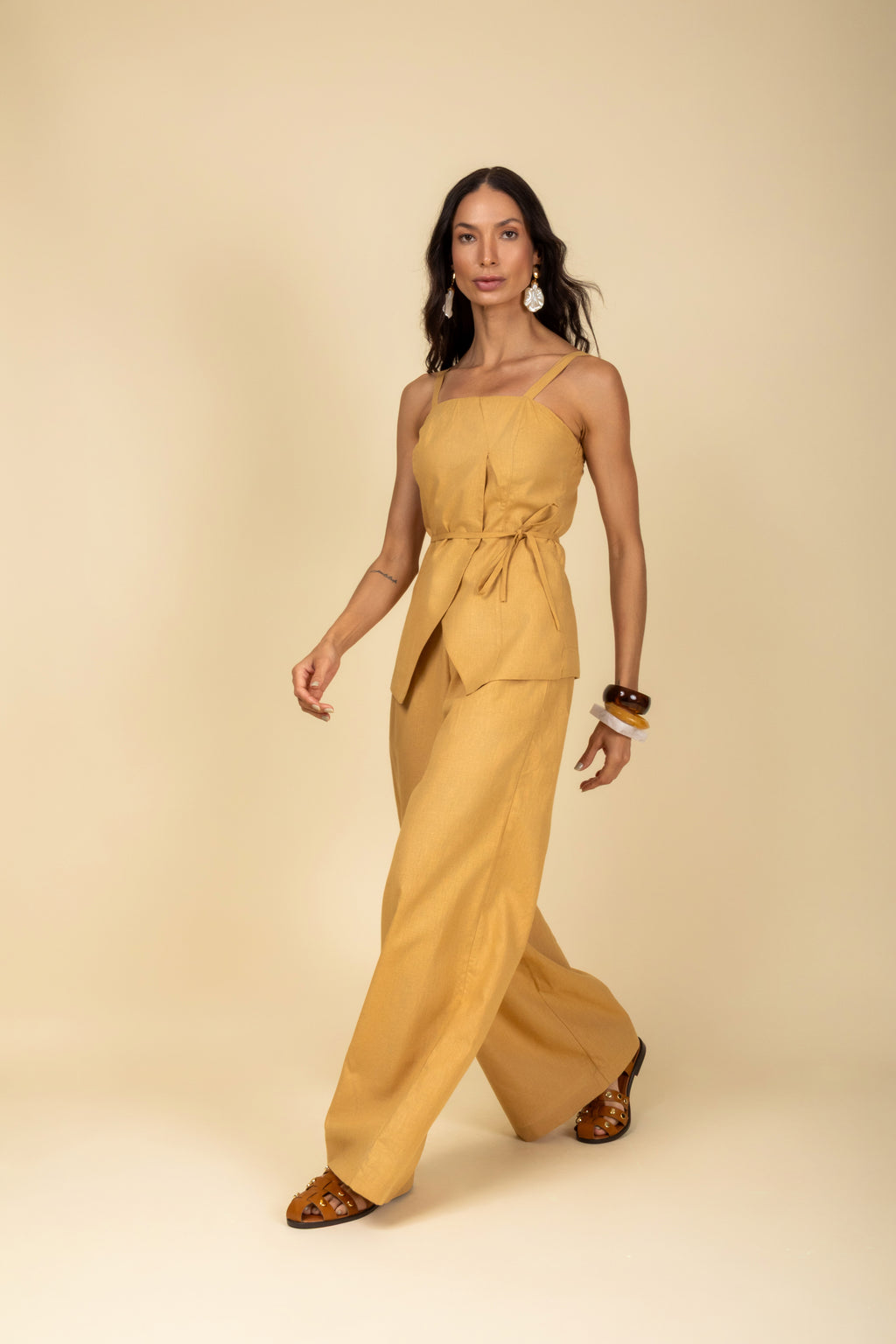 Conjunto blusa e calça em linho