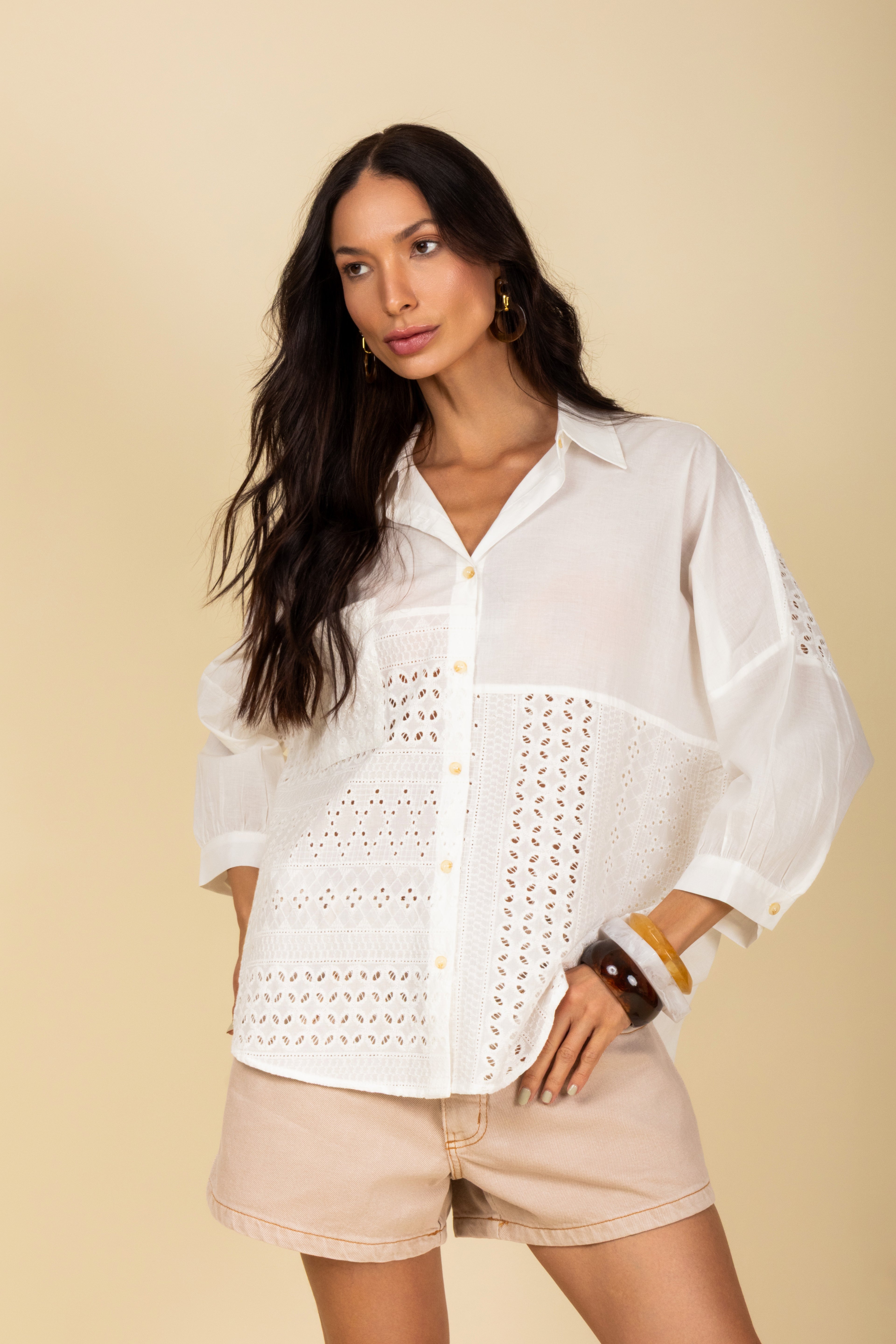 Camisa com detalhe rendado
