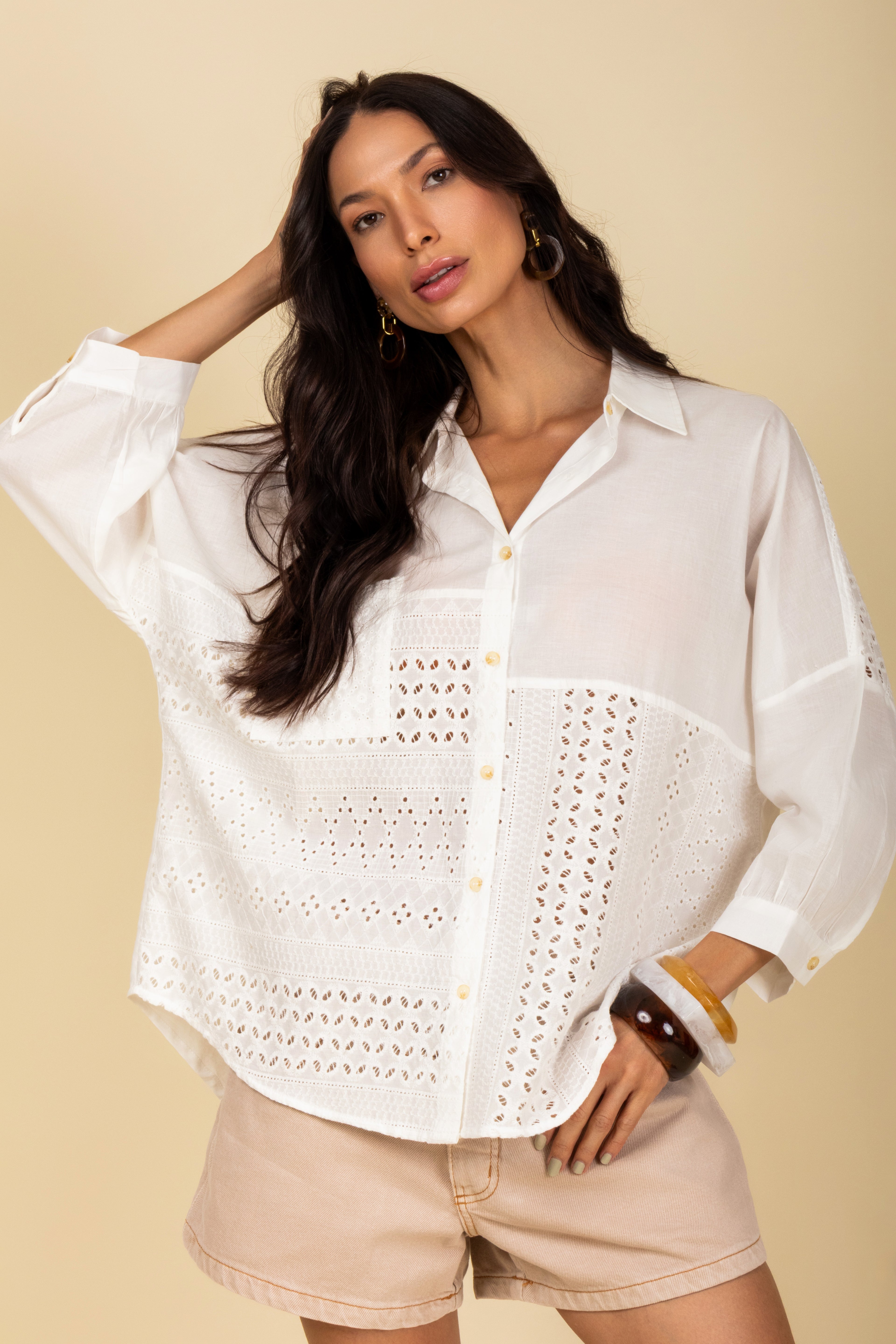Camisa com detalhe rendado