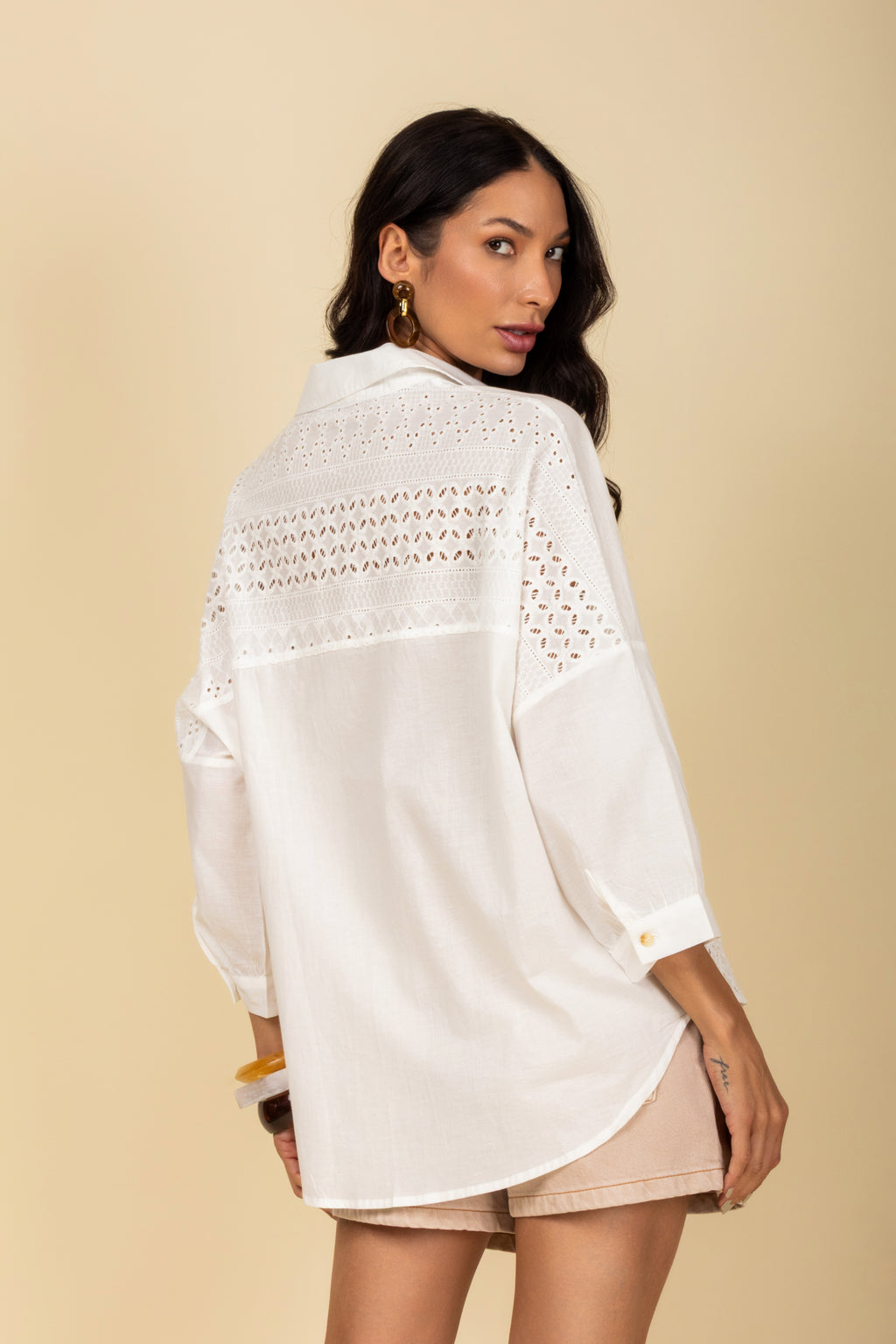 Camisa com detalhe rendado