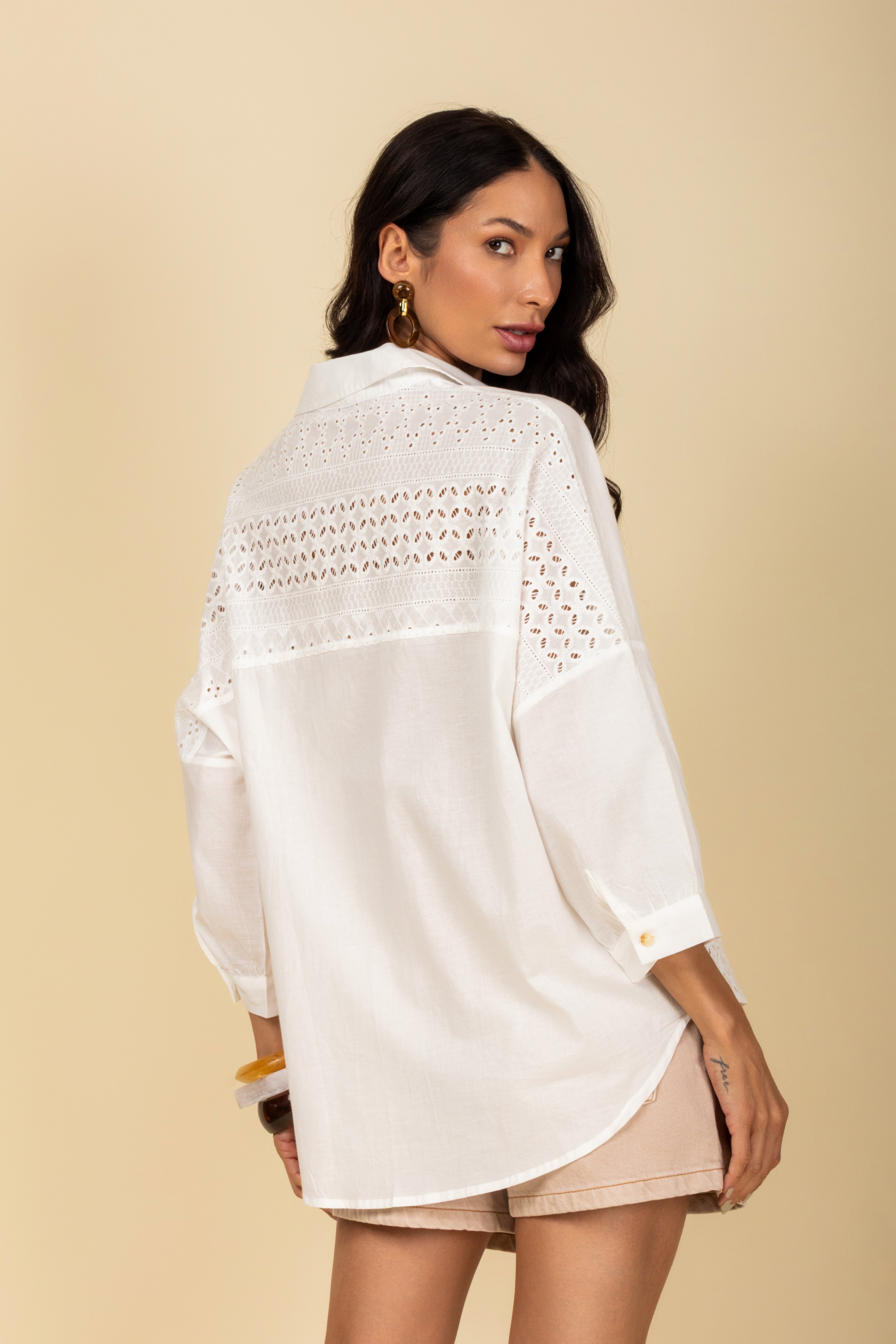 Camisa com detalhe rendado