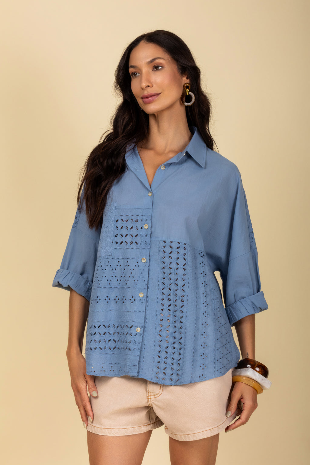 Camisa com detalhe rendado