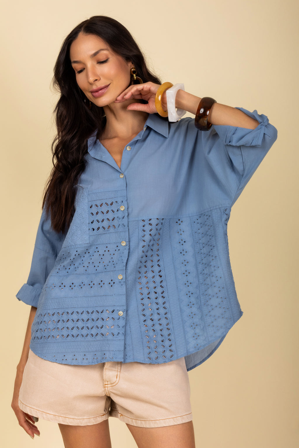 Camisa com detalhe rendado