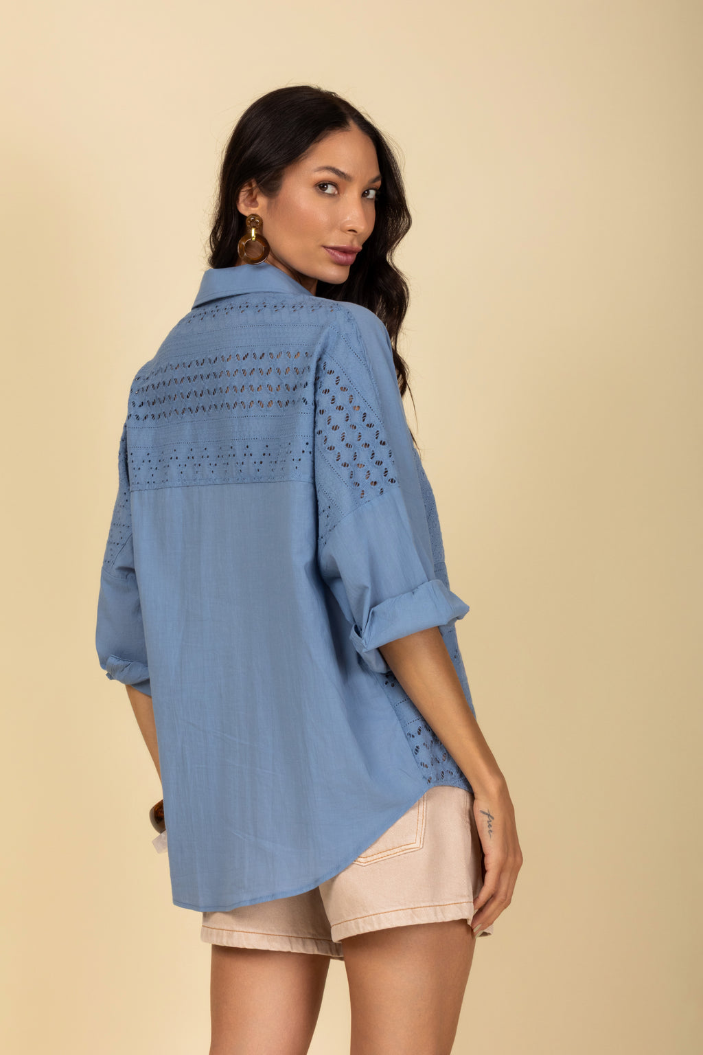 Camisa com detalhe rendado