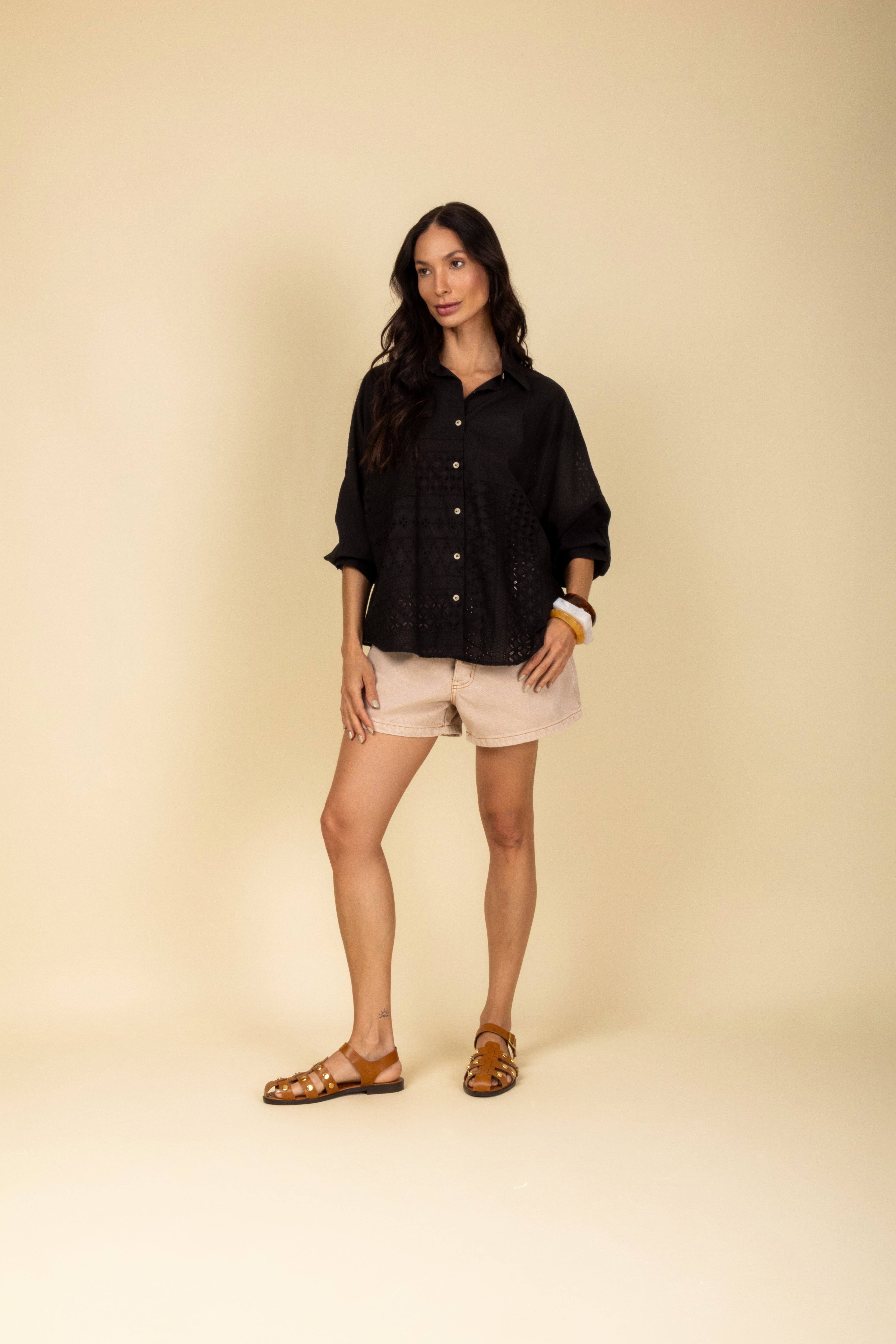Camisa com detalhe rendado