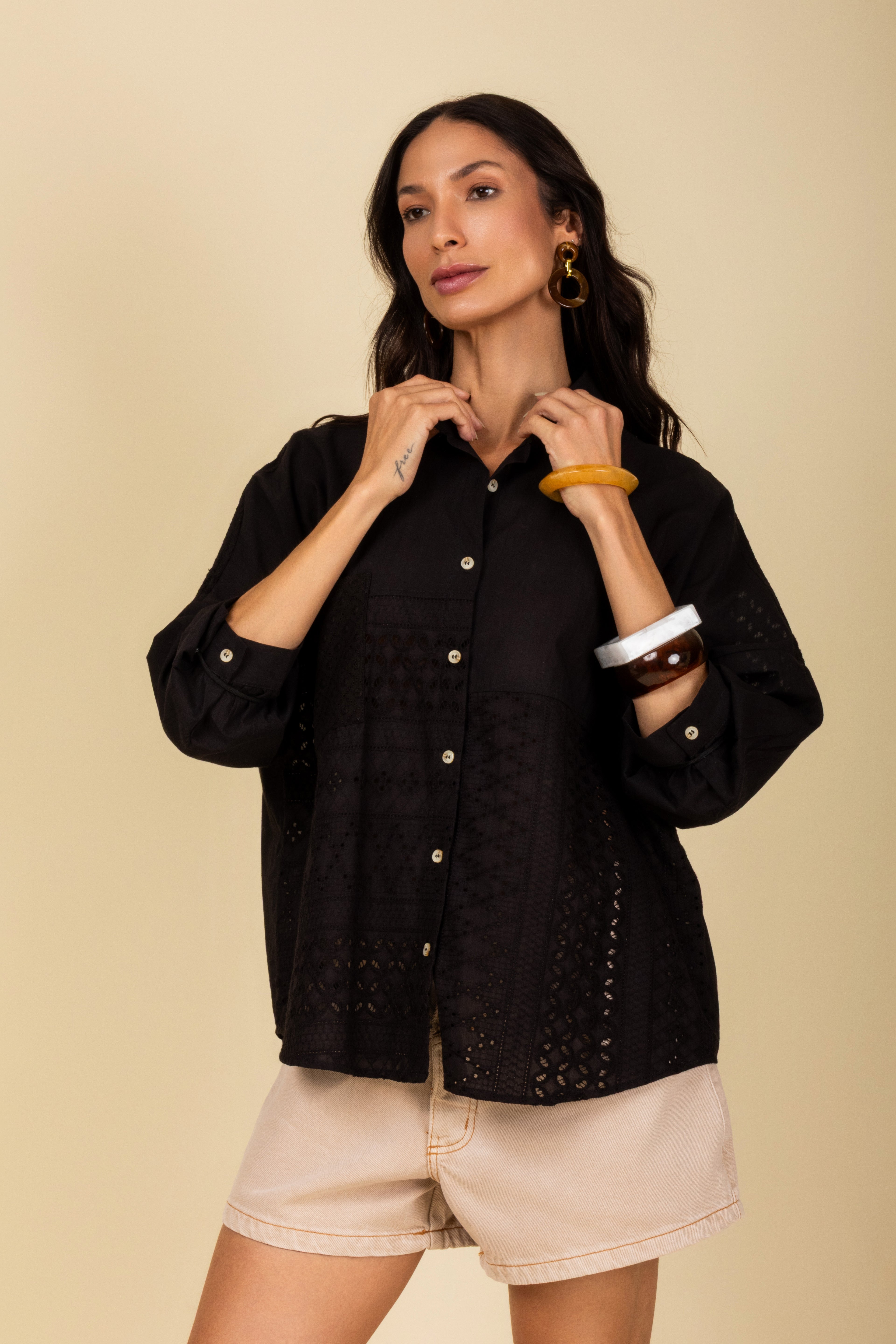 Camisa com detalhe rendado