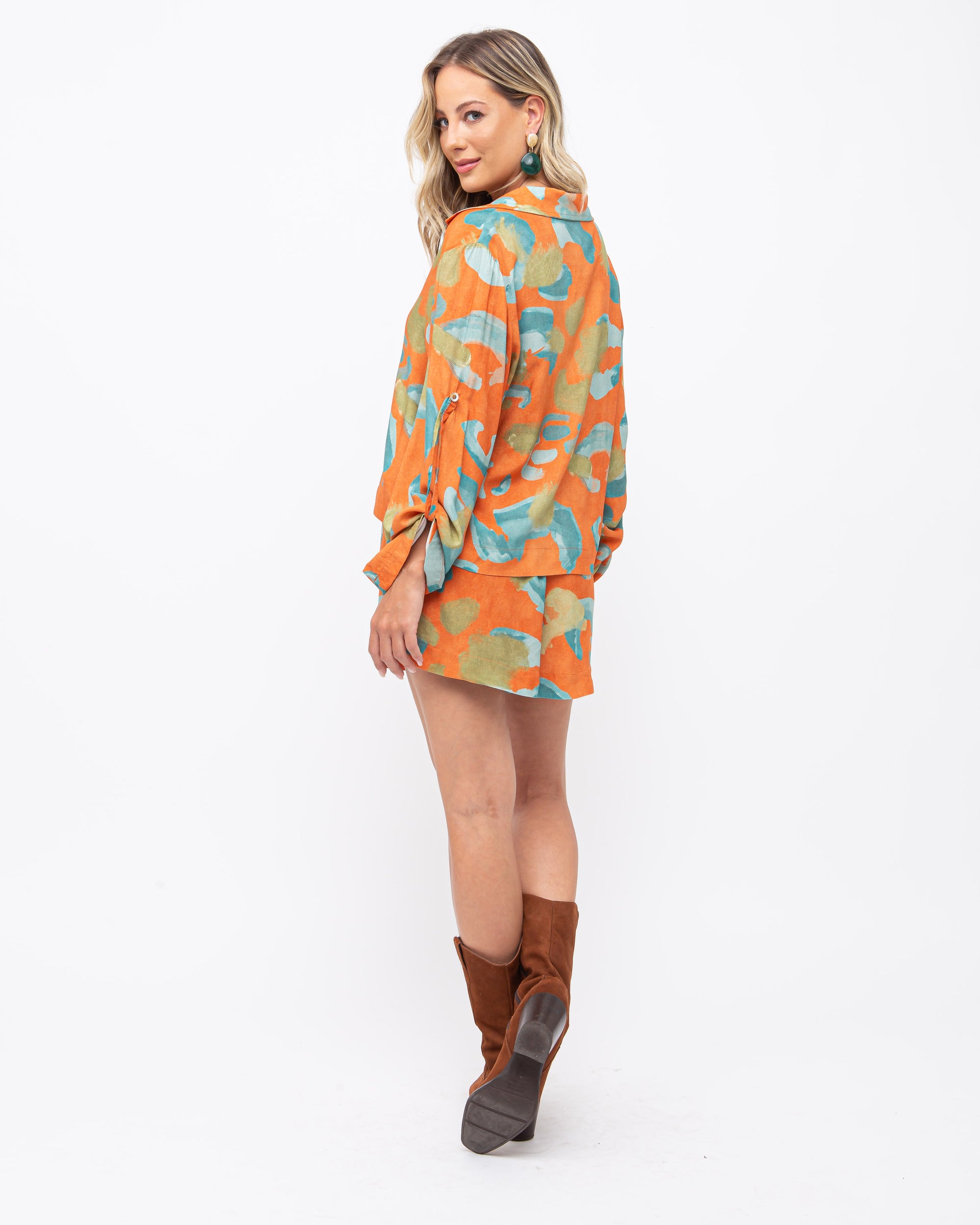 Shorts saia viscose estampa animal print laranja