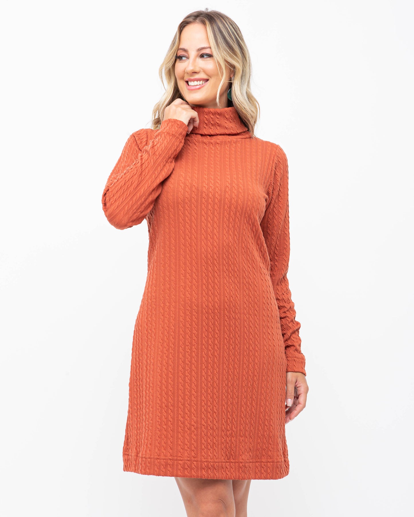 Vestido em malha tricot com gola alta terroso