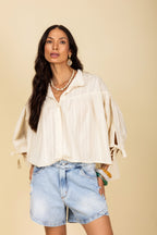 Bata com amarração nas mangas