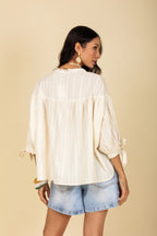 Bata com amarração nas mangas