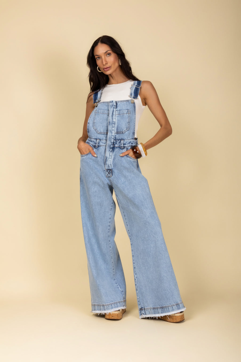 Jardineira jeans wide leg