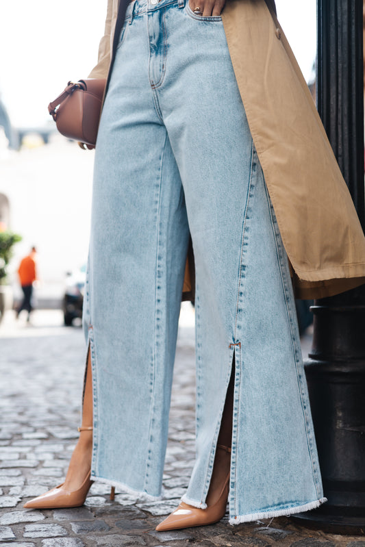 Calça jeans com abertura frontal
