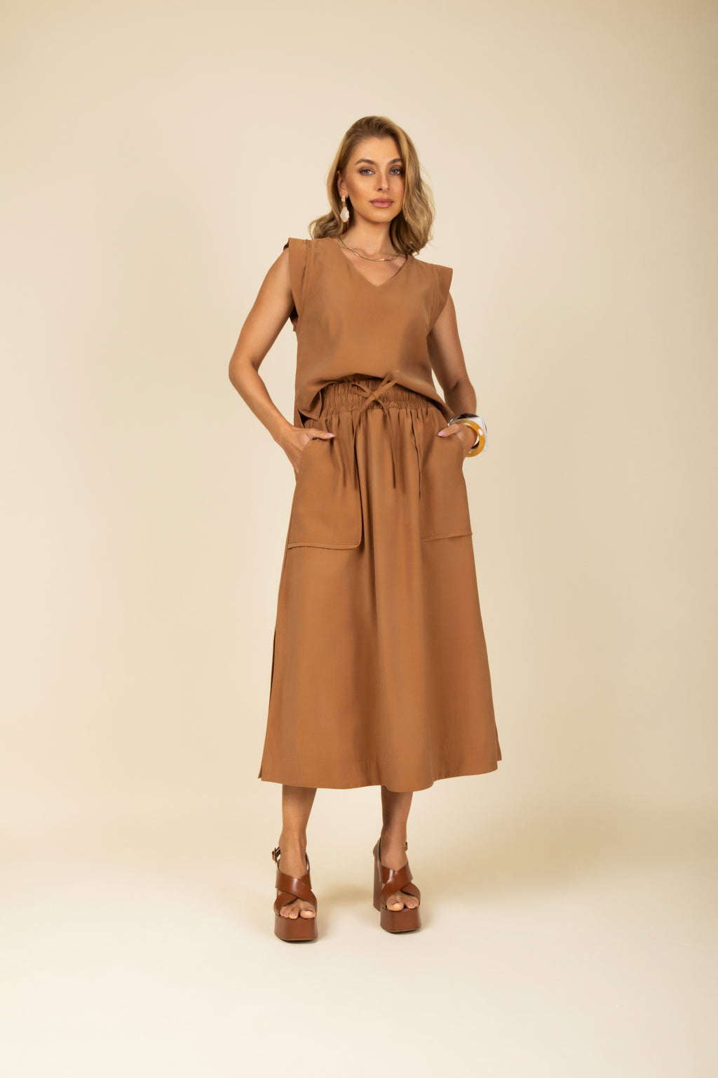 Conjunto midi blusa regata e saia bolsos cargo