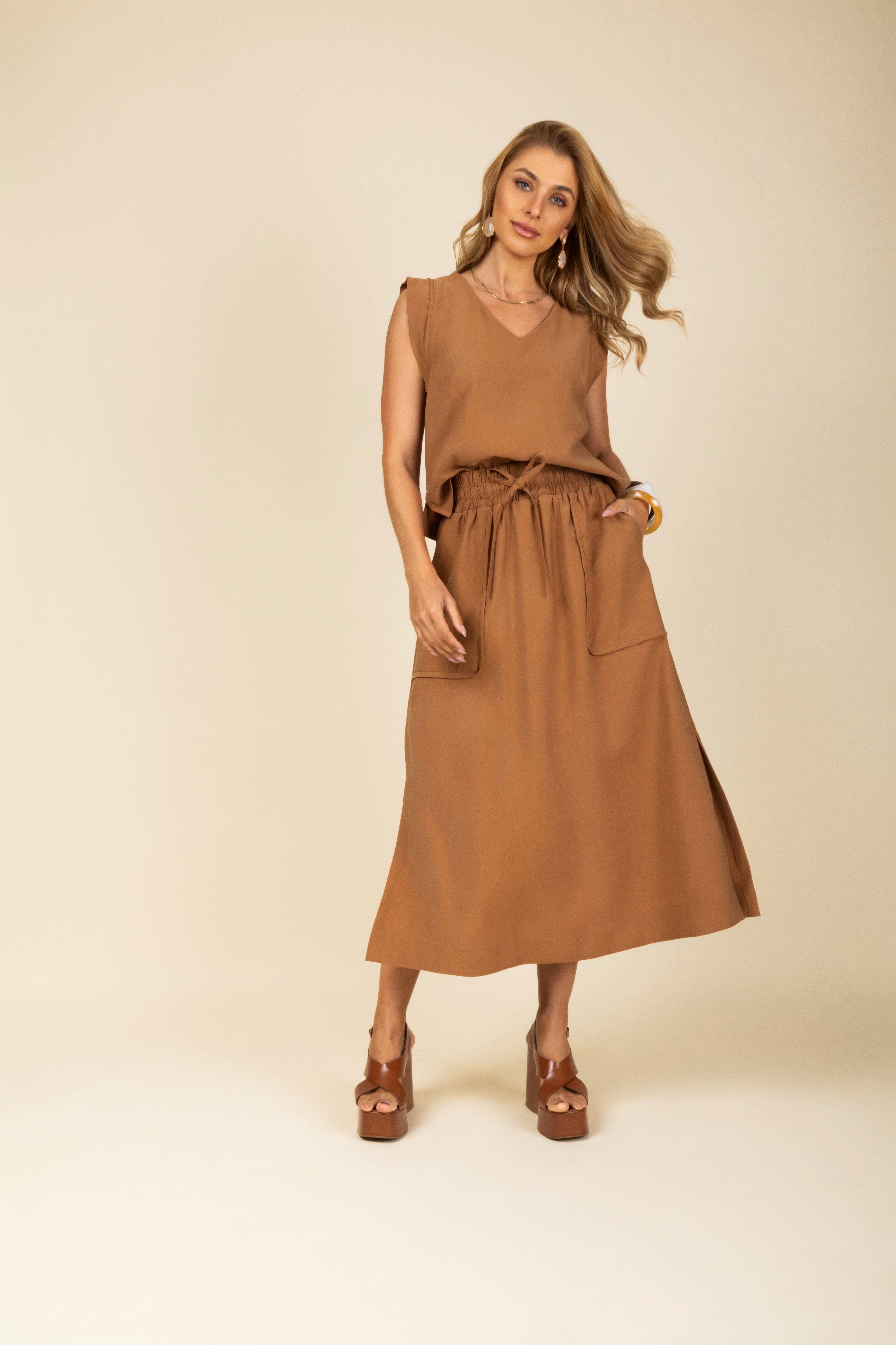 Conjunto midi blusa regata e saia bolsos cargo